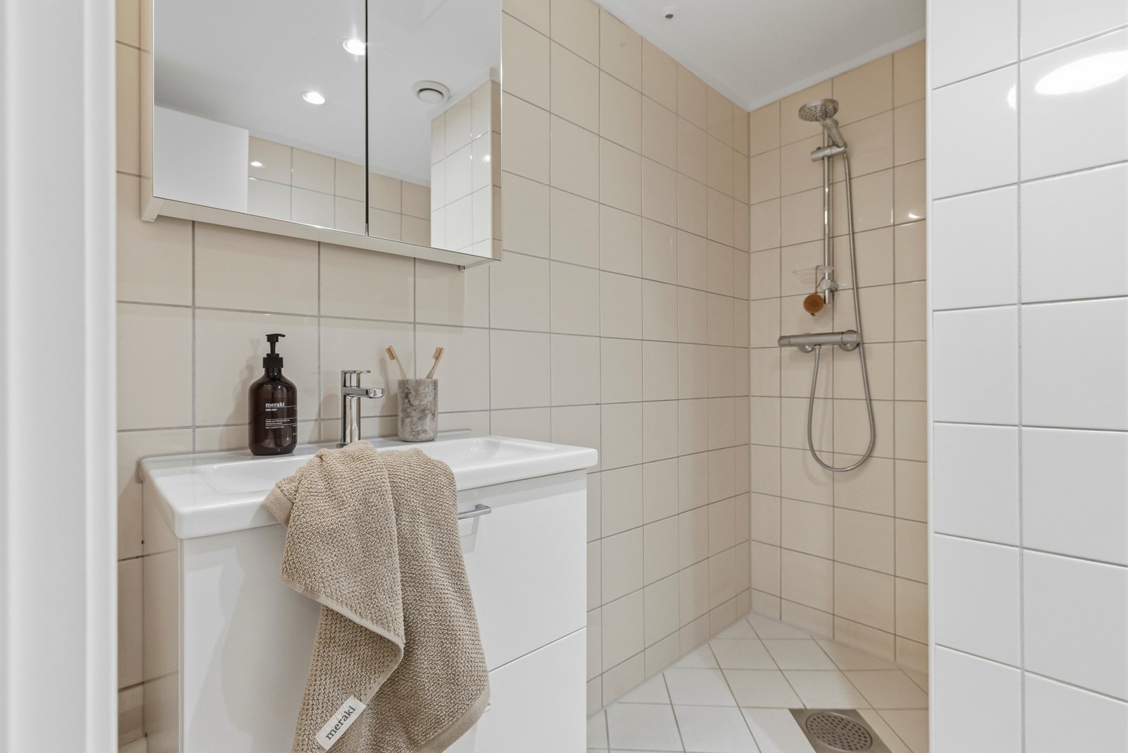 Hovedbadet ble etablert i 2011 og fremstår som et lyst og innbydende bad med flislagte overflater og elektriske varmekabler i gulvet. Galleribilde