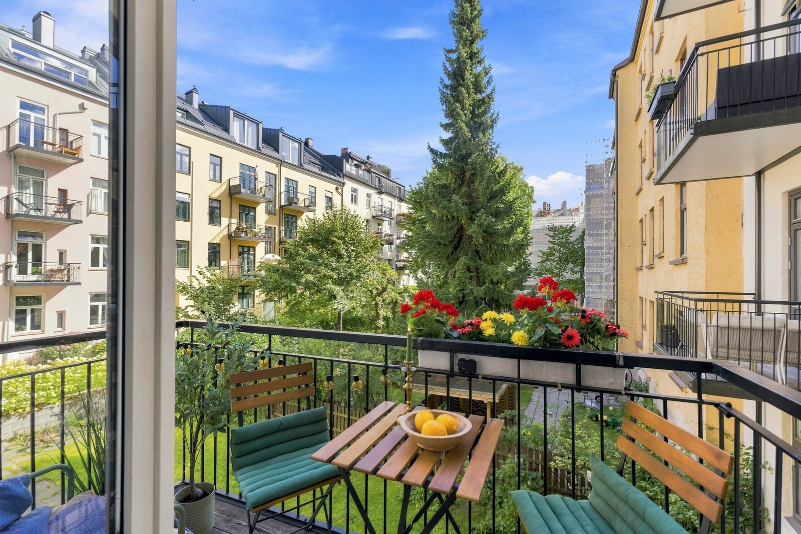 Fantastisk utsikt mot bakgård. Galleribilde
