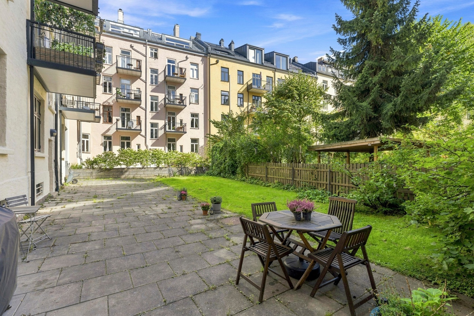 Opparbeidet felles bakgård. Galleribilde