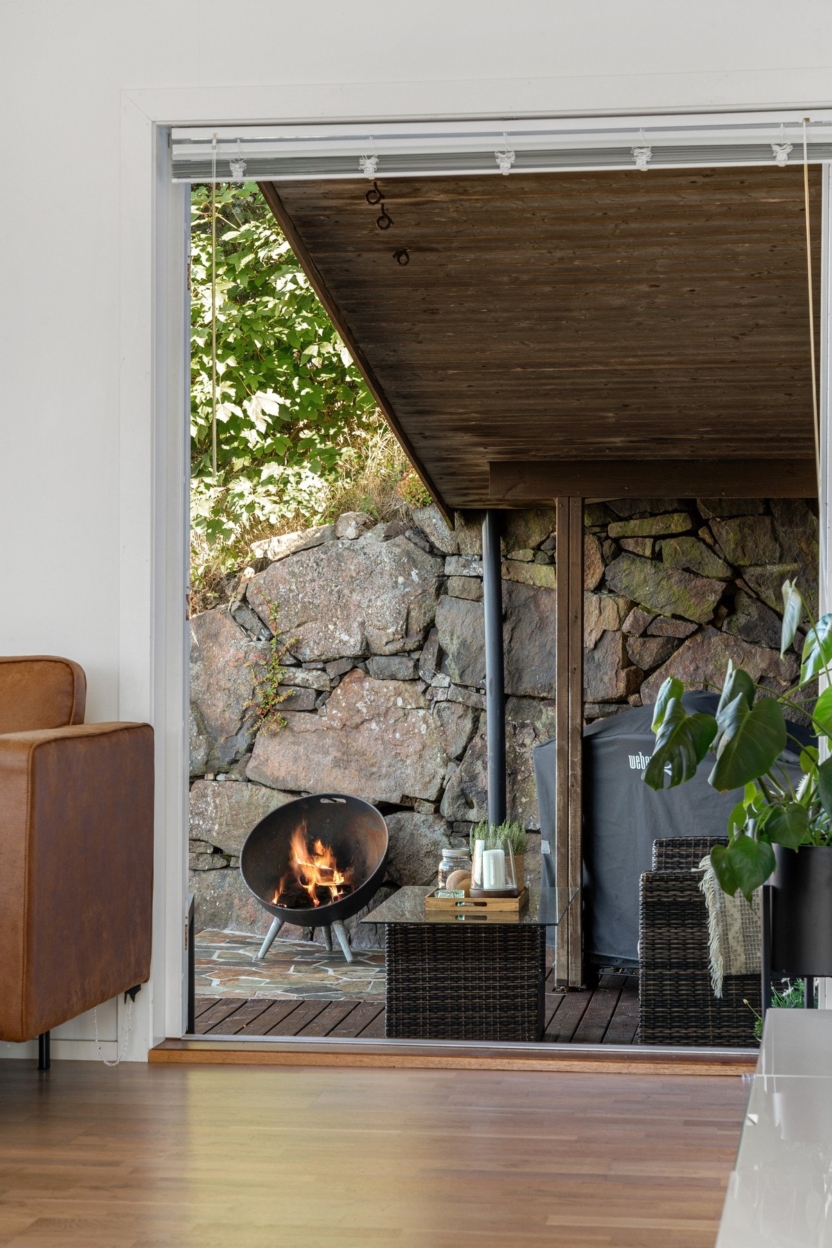 Lun uteplass i le av fjellet, med tak over deler av terrassen. Kort vei fra sofaen til bålpannen! Galleribilde