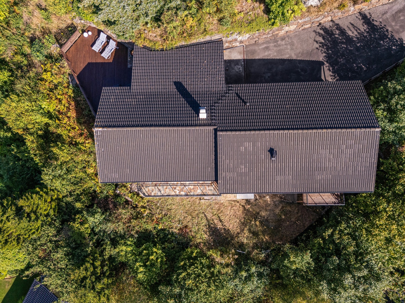 Tomten er opparbeidet med asfaltert gårdsrom, terrasse og uteområde/gressplen. Store deler av eiendommen har gode solforhold. Galleribilde