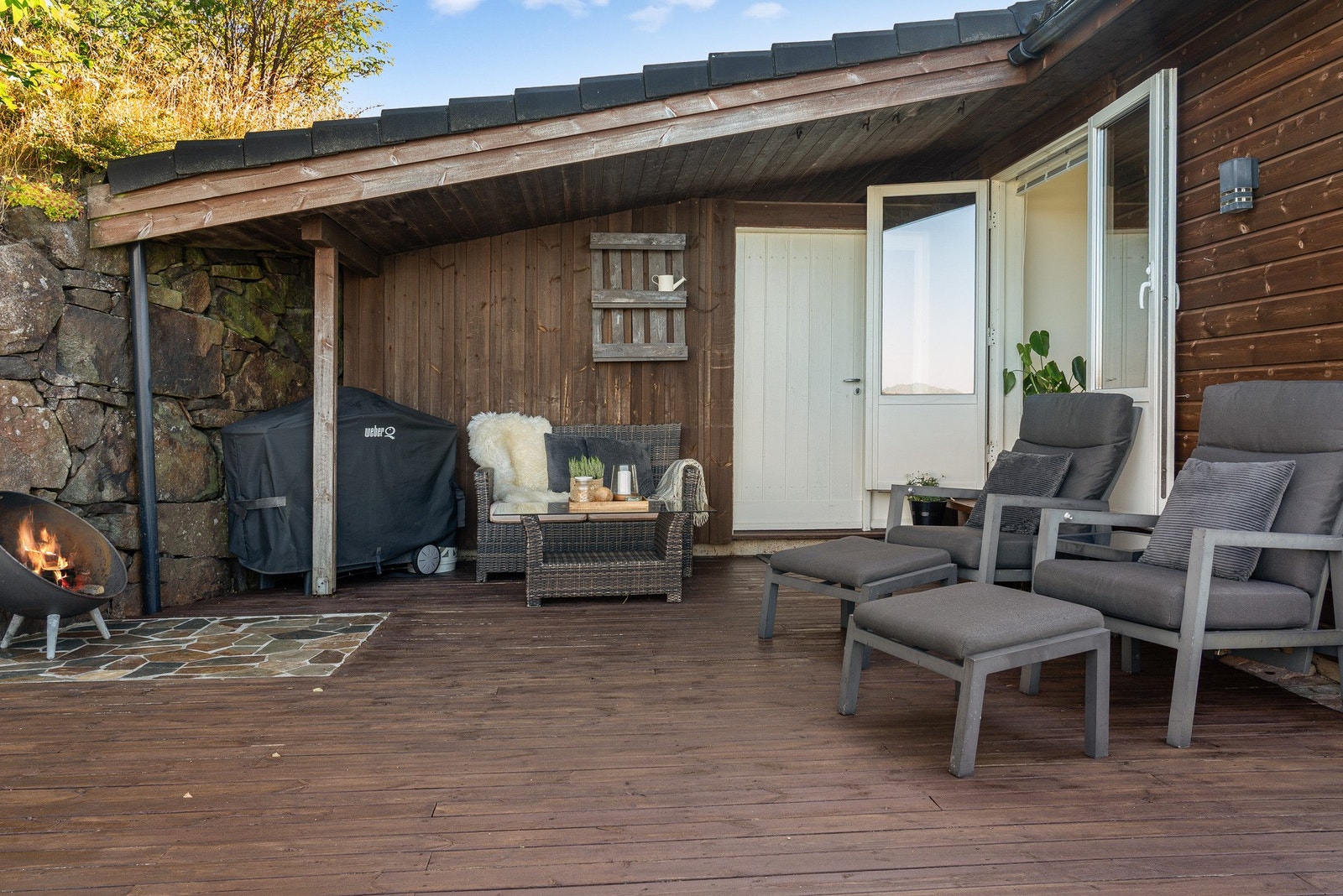 Adkomst til terrassen skjer via carport eller via stuen. Galleribilde