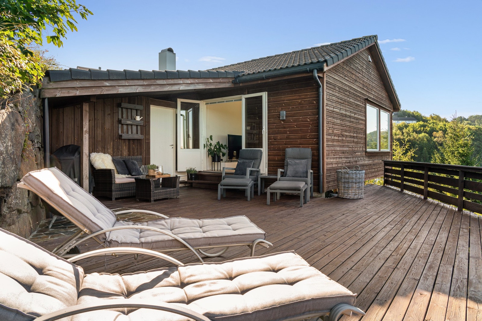 Terrassen har god plass til både spisebord og solsenger, og setter du ut en utepeis forlenger du uteseongen godt inn i høsten. Galleribilde