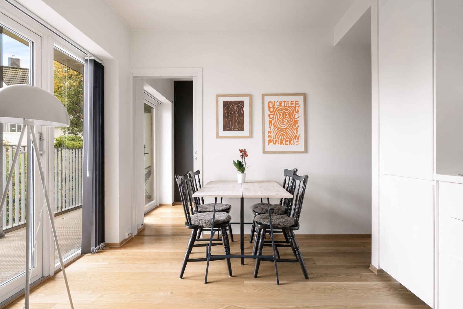 I stuen er det plass til spisebord for sosiale sammenkomster.