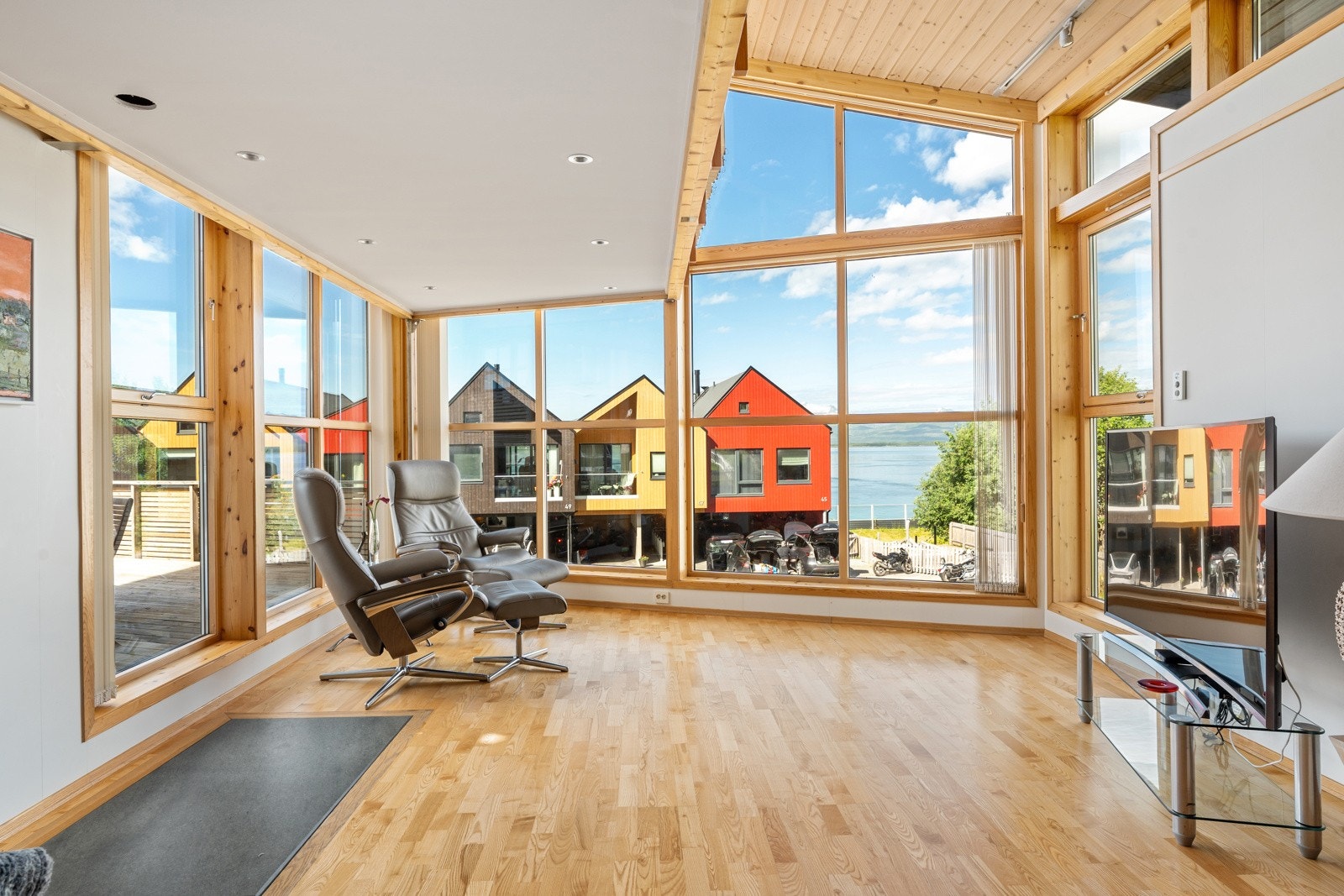 En innholdsrik enebolig med arkitektonisk særpreg og flere spennende løsninger!