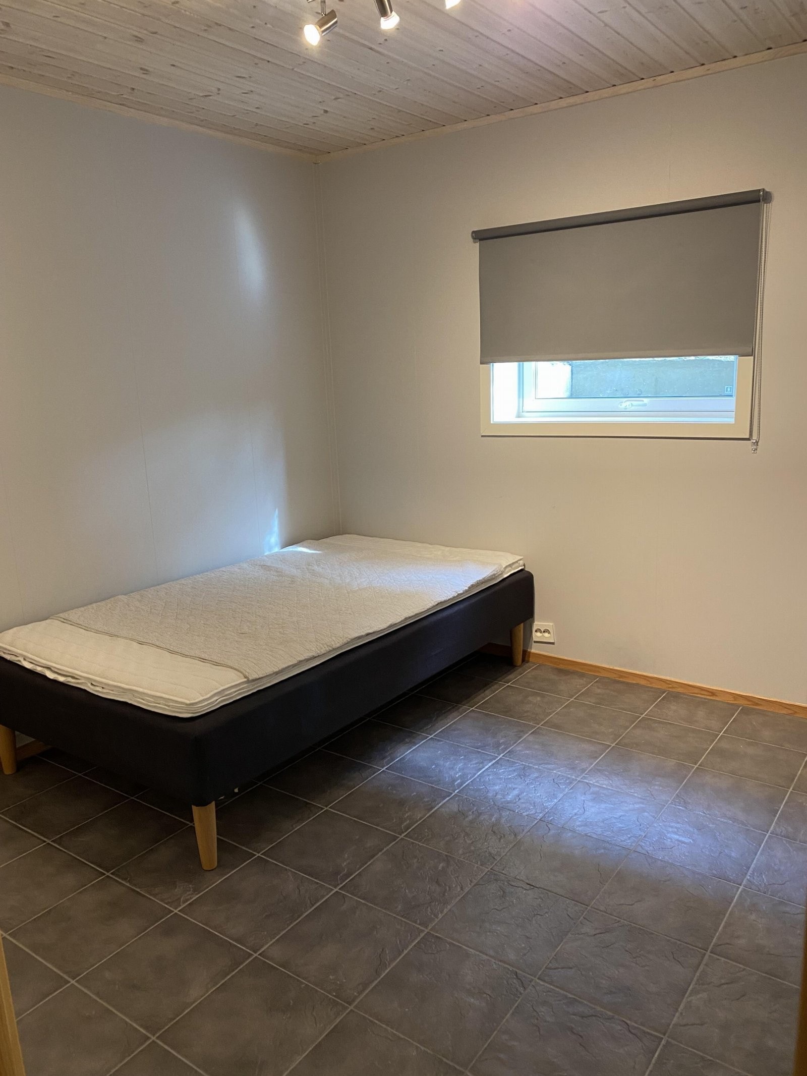 Romslig soverom med god plass til møblering.