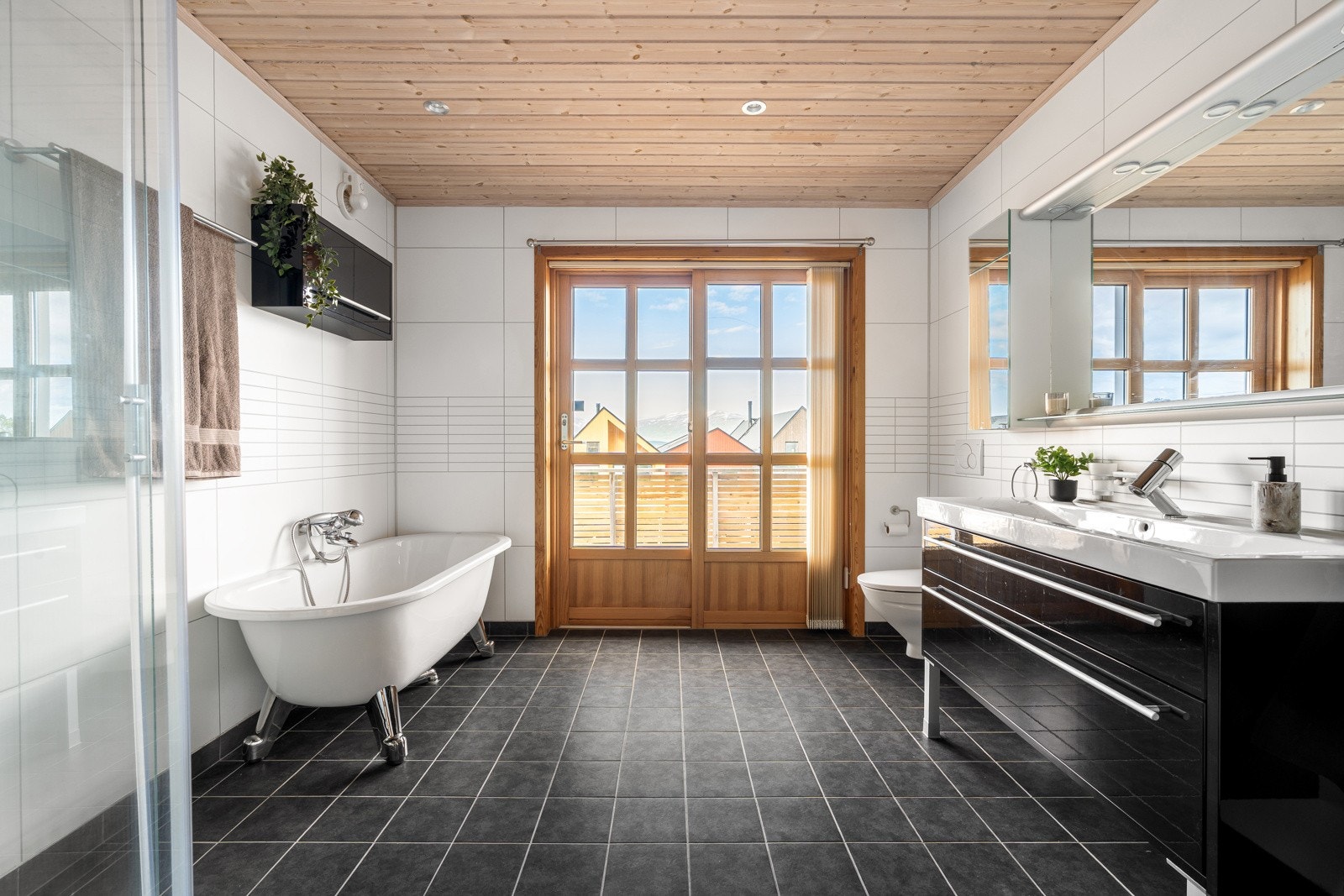 Stort, flislagt bad med behagelig gulvvarme. Fra badet er det direkte utgang til en vestvendt veranda.
