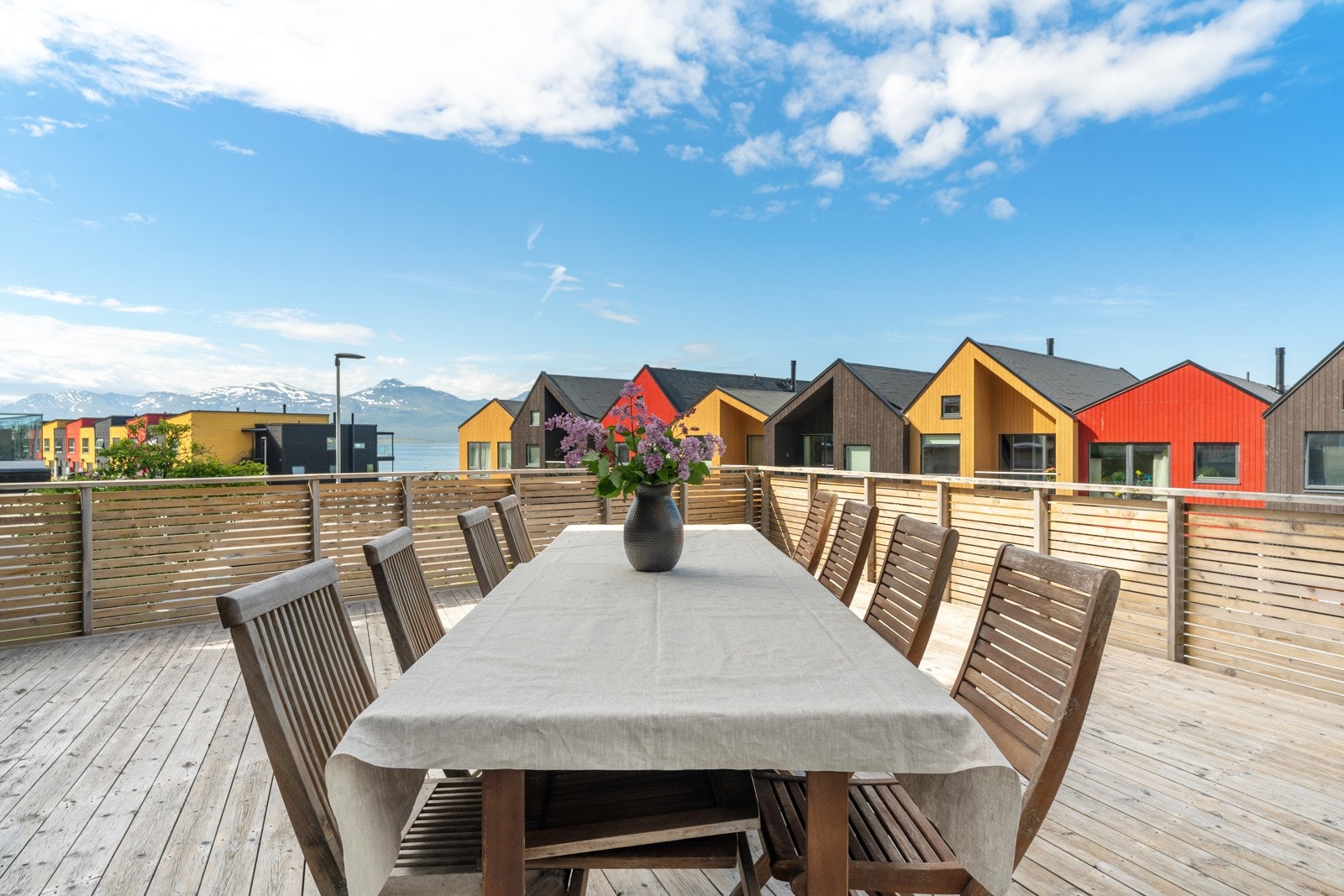 Her er det god plass til å innrede med utemøbler, grill og beplantning.