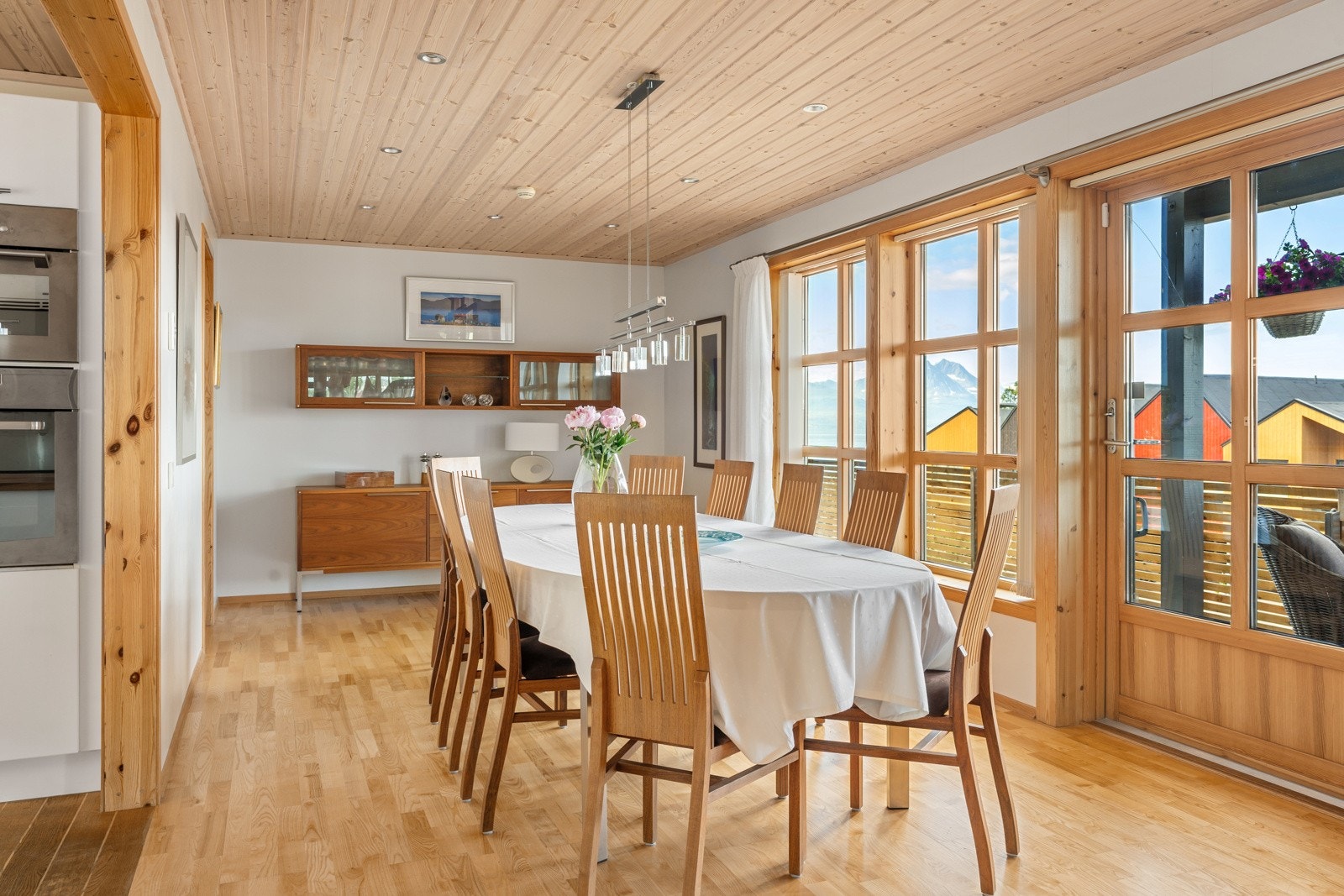 Her er det god plass til et stort spisebord, perfekt for hyggelige måltider og sosiale sammenkomster med familie og venner.