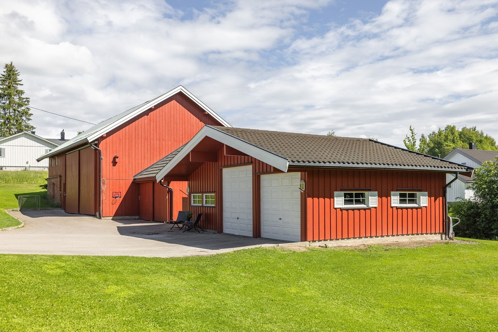 Malt garasje og låve i 2020. Låven er fra ca. 1900, mens garasjen ble bygd i 1994. Galleribilde