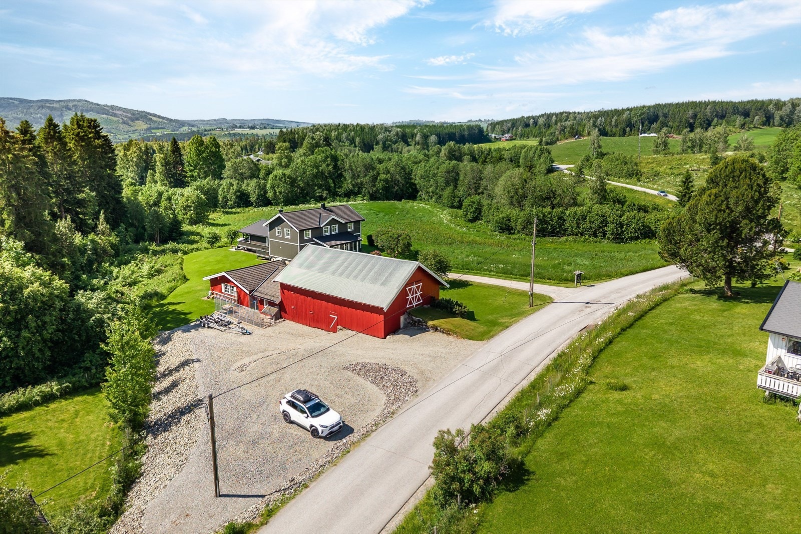 Eiendommen har en fin og sentral beliggenhet i Brumunddal. Området er rolig og barnevennlig, og ned til sentrum er det kun ca. 1,5 km. Her bor du sentralt samtidig som det er skjermet, og med gode lys- og solforhold. Galleribilde