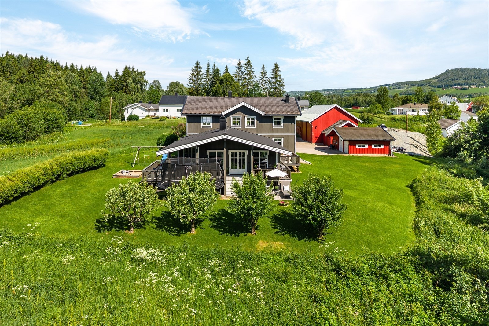 Eiertomt på totalt ca. 10 213,2m². Tomten består av ca. 5,7 daa fulldyrka jord, ca. 1,4 daa produktiv skog og ca. 3,2 daa bebygd areal. Galleribilde