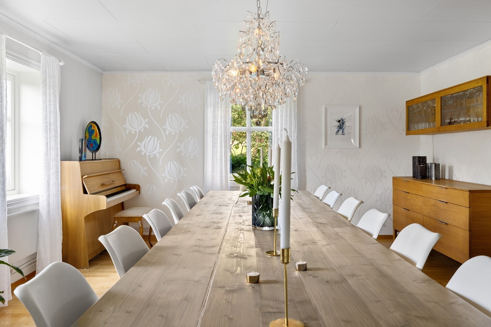 Her kan du enkelt dekke opp langbord og invitere venner og familie på hyggelige selskap! Galleribilde