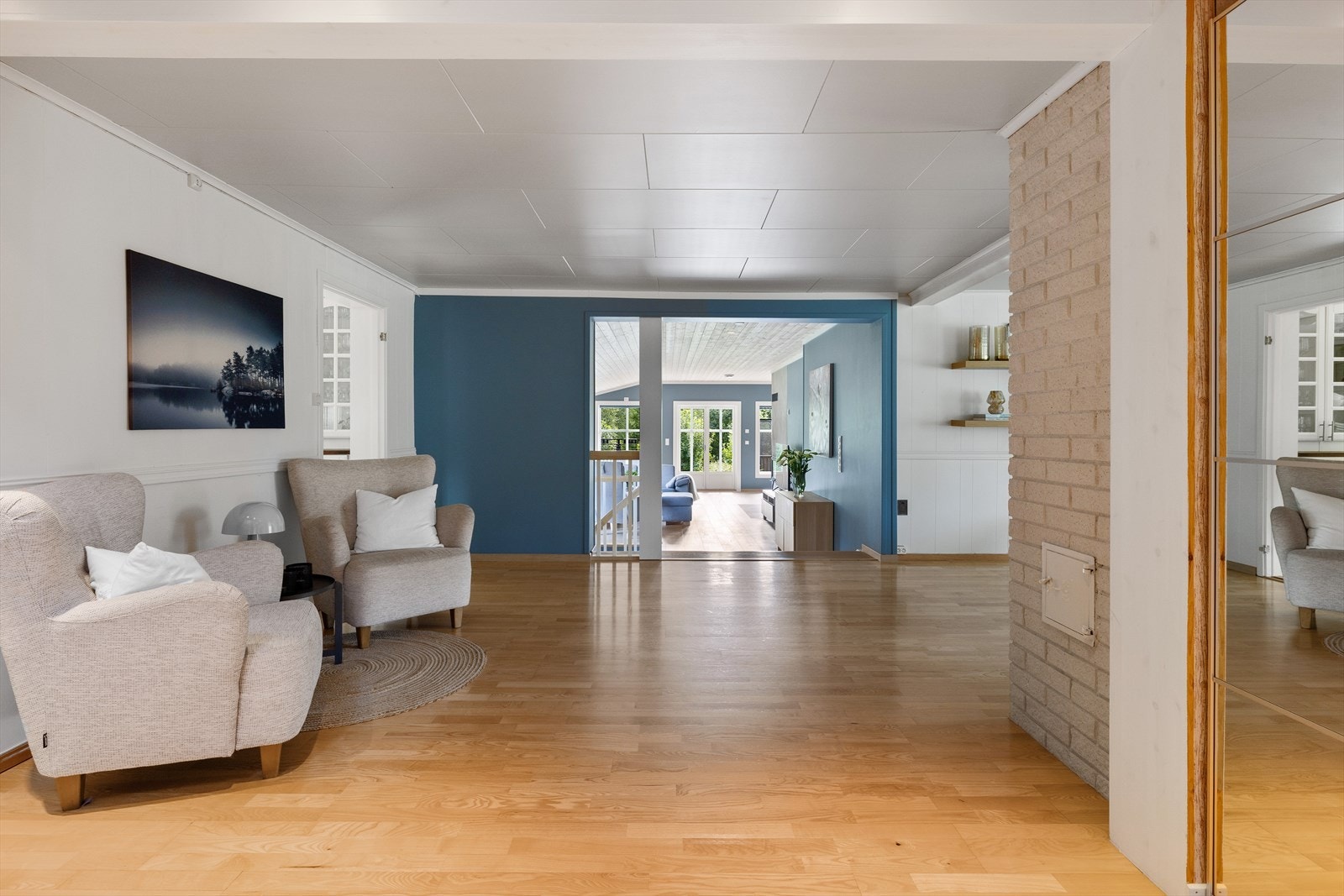 Boligen har en familievennlig og god planløsning over to plan samt kjeller med bla. flere store og flotte oppholdsrom, 4 soverom, 3 bad, badstue og eget vaskerom. Galleribilde