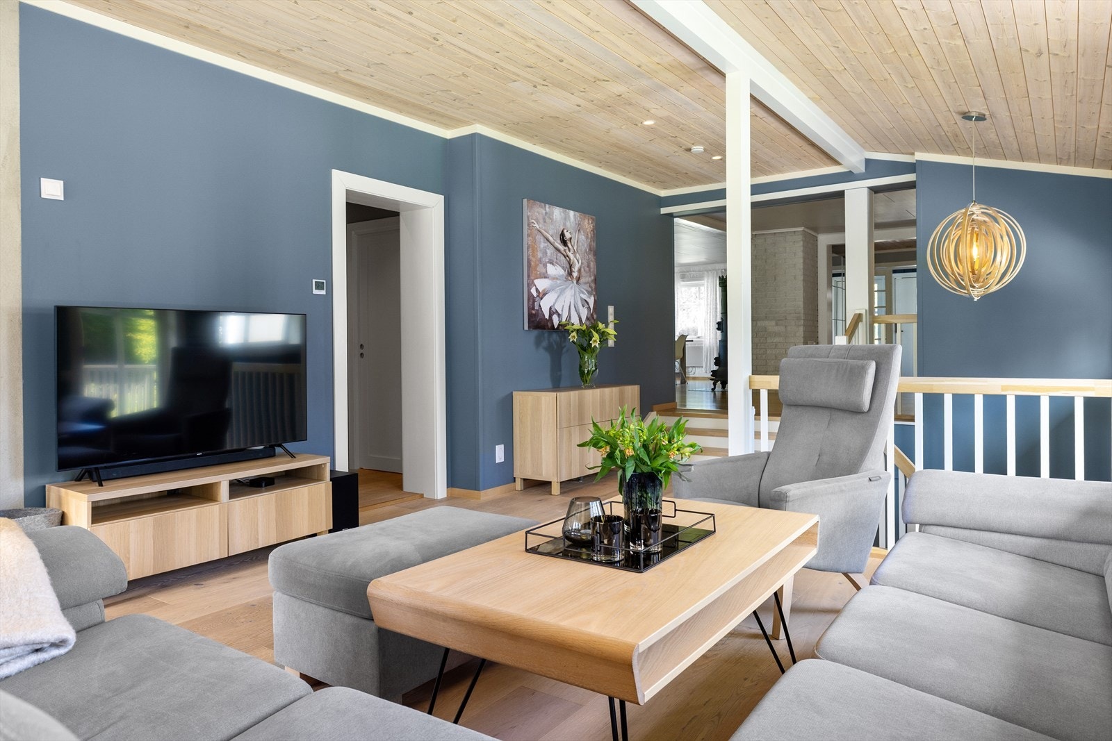 Fra stuen er det adkomst til "mastersuite" med gang, soverom, walk-in-closet og baderom. Galleribilde