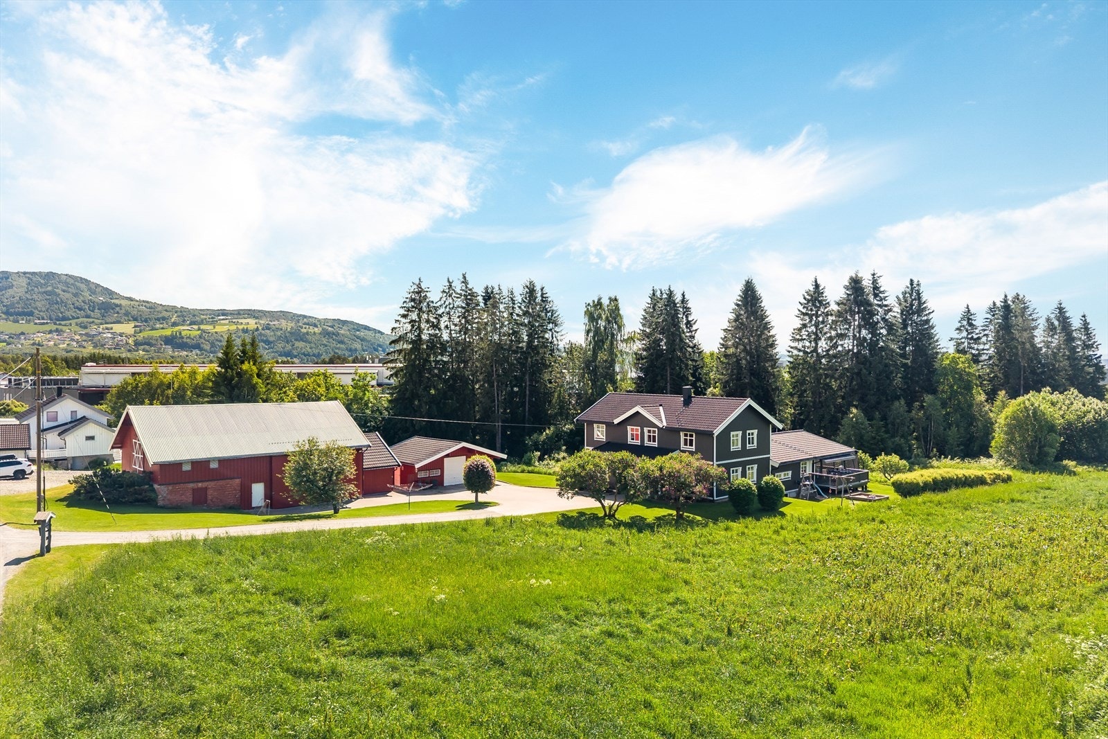 Låven har et bruksareal på 174m² og består av boder. Eiendommen er også bebygd med en garasje på 47m² som består av dobbelgarasje og bod. Galleribilde