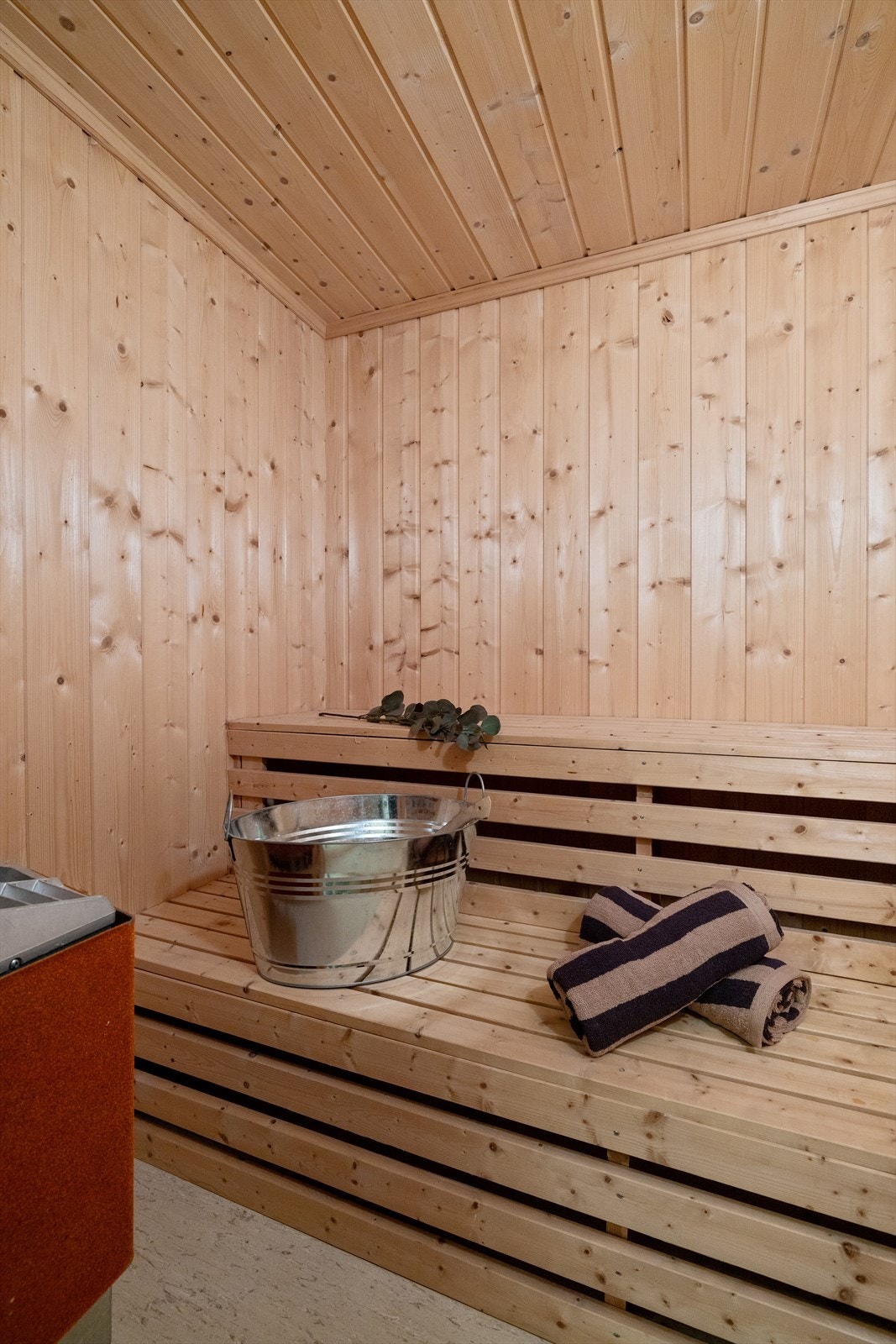 Fra baderommet er det adkomst til en deilig badstue med plassbygde sittebenker. Galleribilde