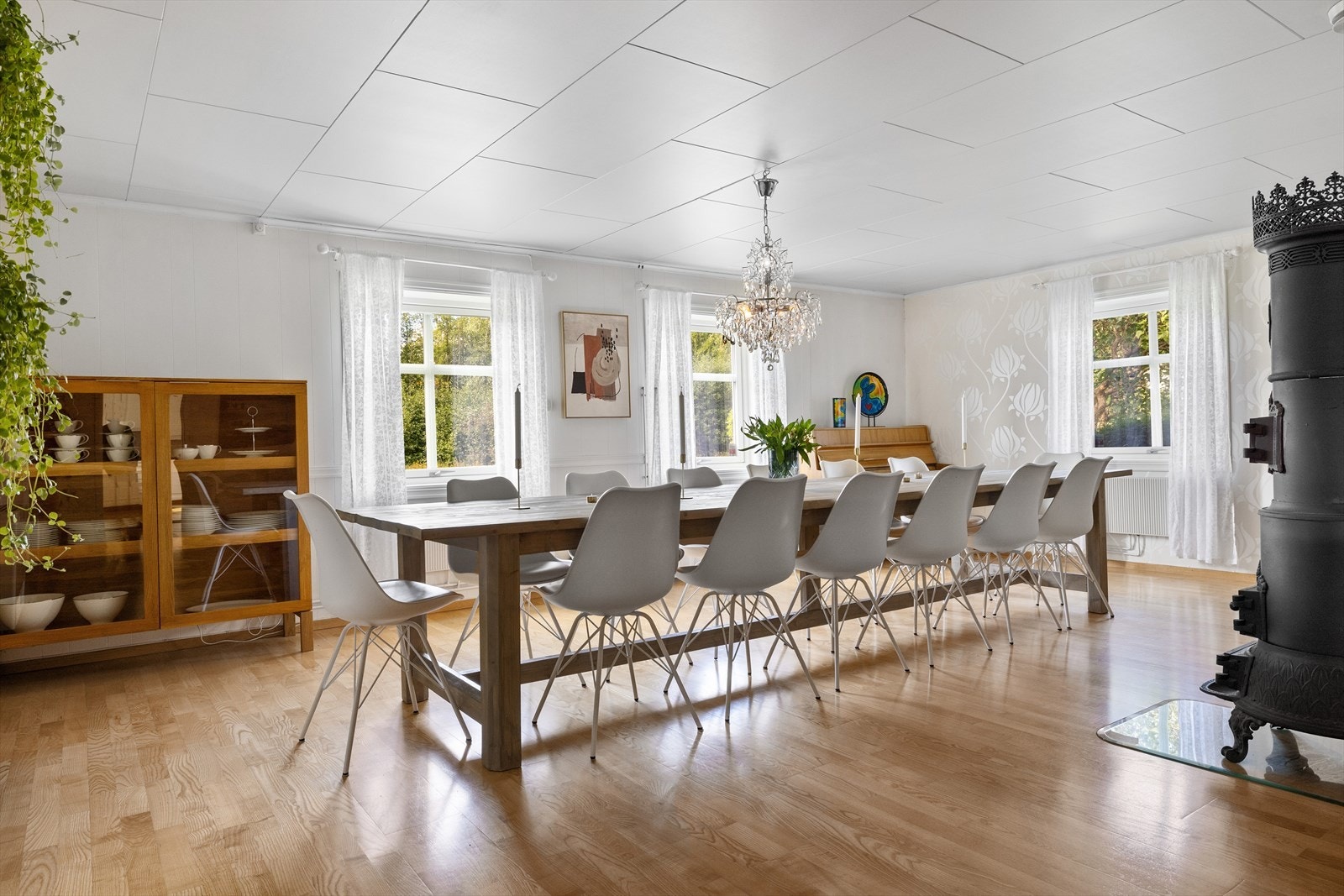 Opprinnelig stue er i dag innredet som en stor og flott spisestue. Galleribilde