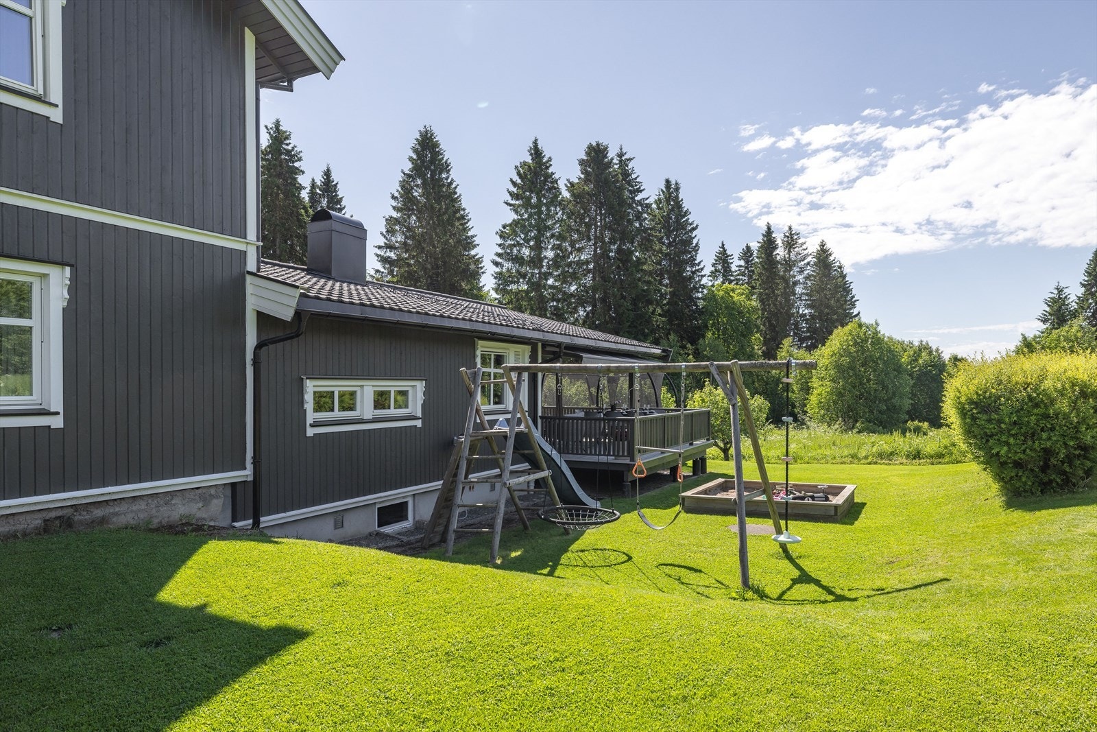 Det er også lekeplass med sandkasse, huskestativ og sklie. Galleribilde