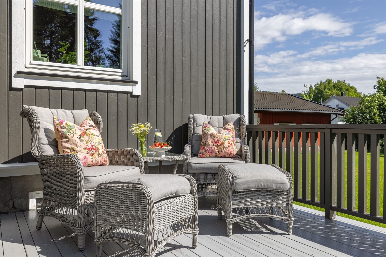 Solrik og åpen terrasse mot øst - perfekt for morgenkaffen i solen! Galleribilde