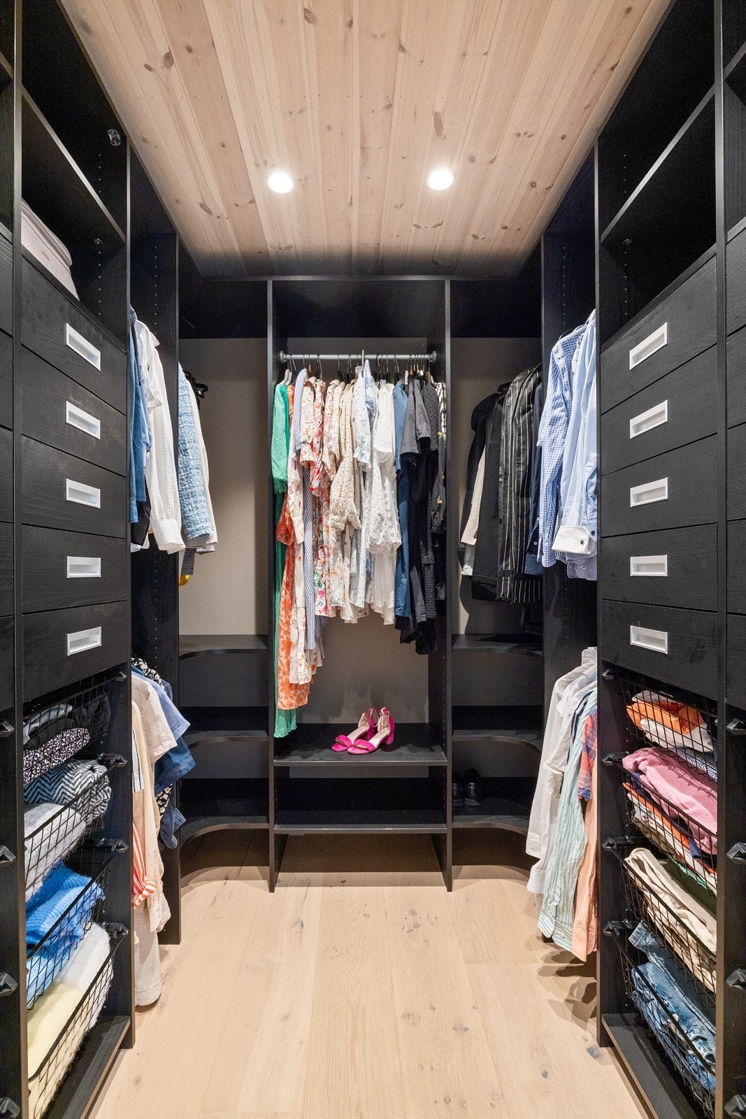 I tilknytning til hovedsoverommet er det et praktisk walk-in-closet med god oppbevaringsplass. Galleribilde