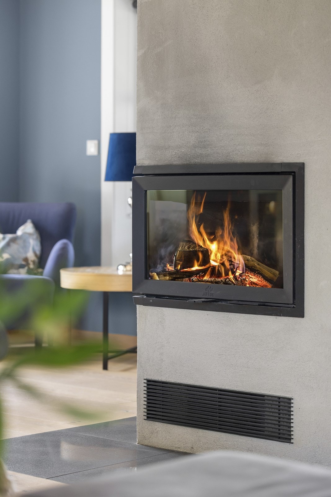 I stuen er det en flott peis fra 2019 med peisinnsats fra Jøtul som både gir god varme og bidrar til ekstra hygge. Galleribilde