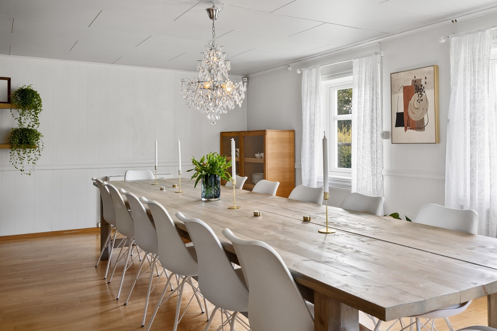 God standard med parkett på gulv og overflater med brystningspanel kombinert med tapet. Galleribilde