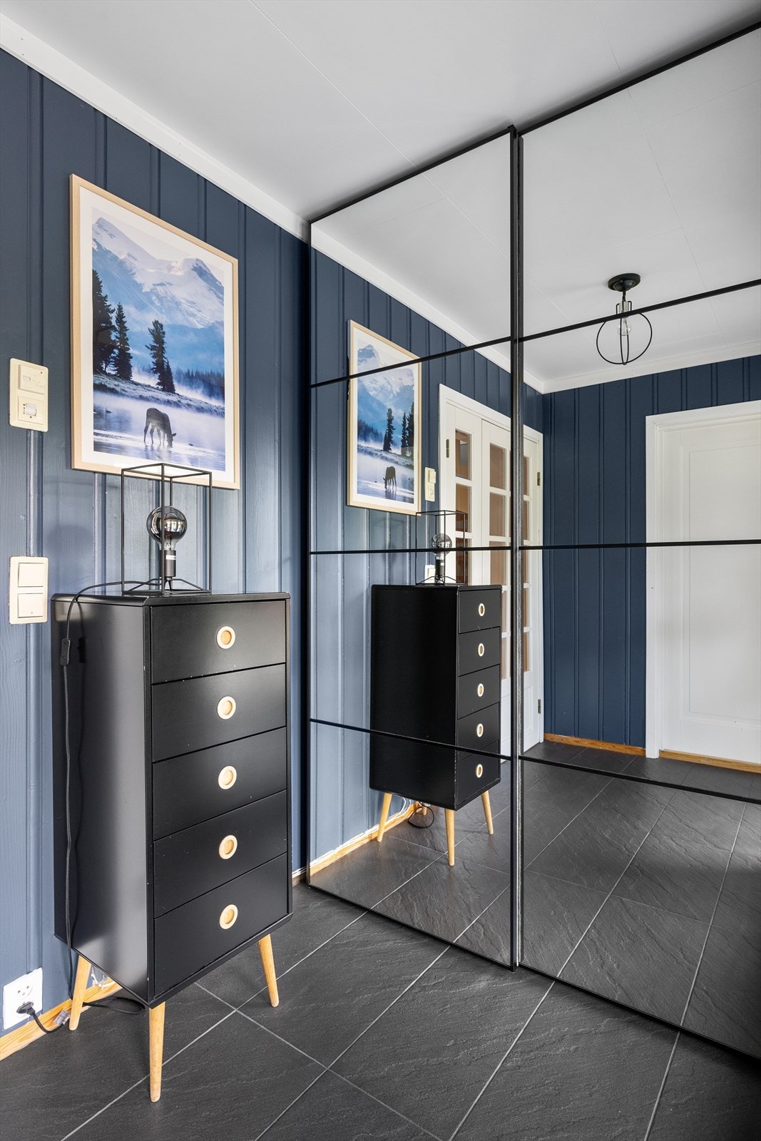 Du har god oppbevaringsplass i stor skyvedørsgarderobe med speildører. Galleribilde