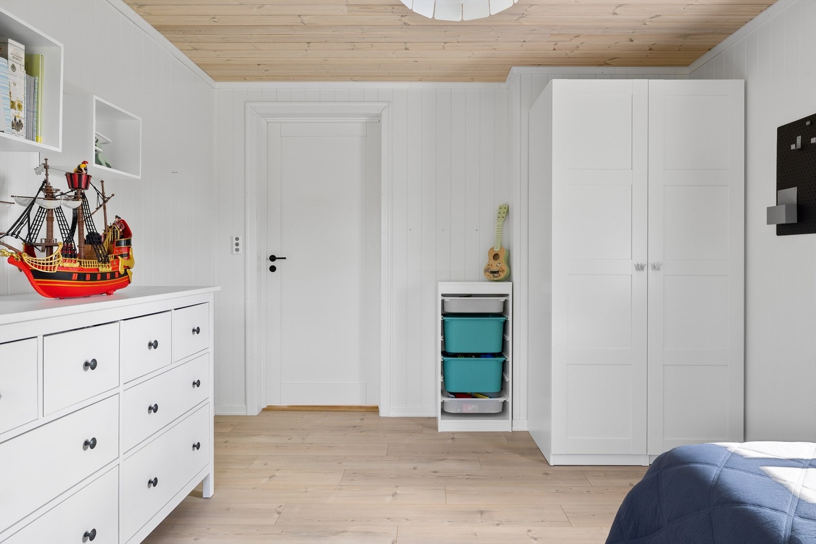 På soverommet er det plass til både seng, kontorpult og kommoder, samt oppbevaringsplass i medfølgende garderobeskap. Galleribilde