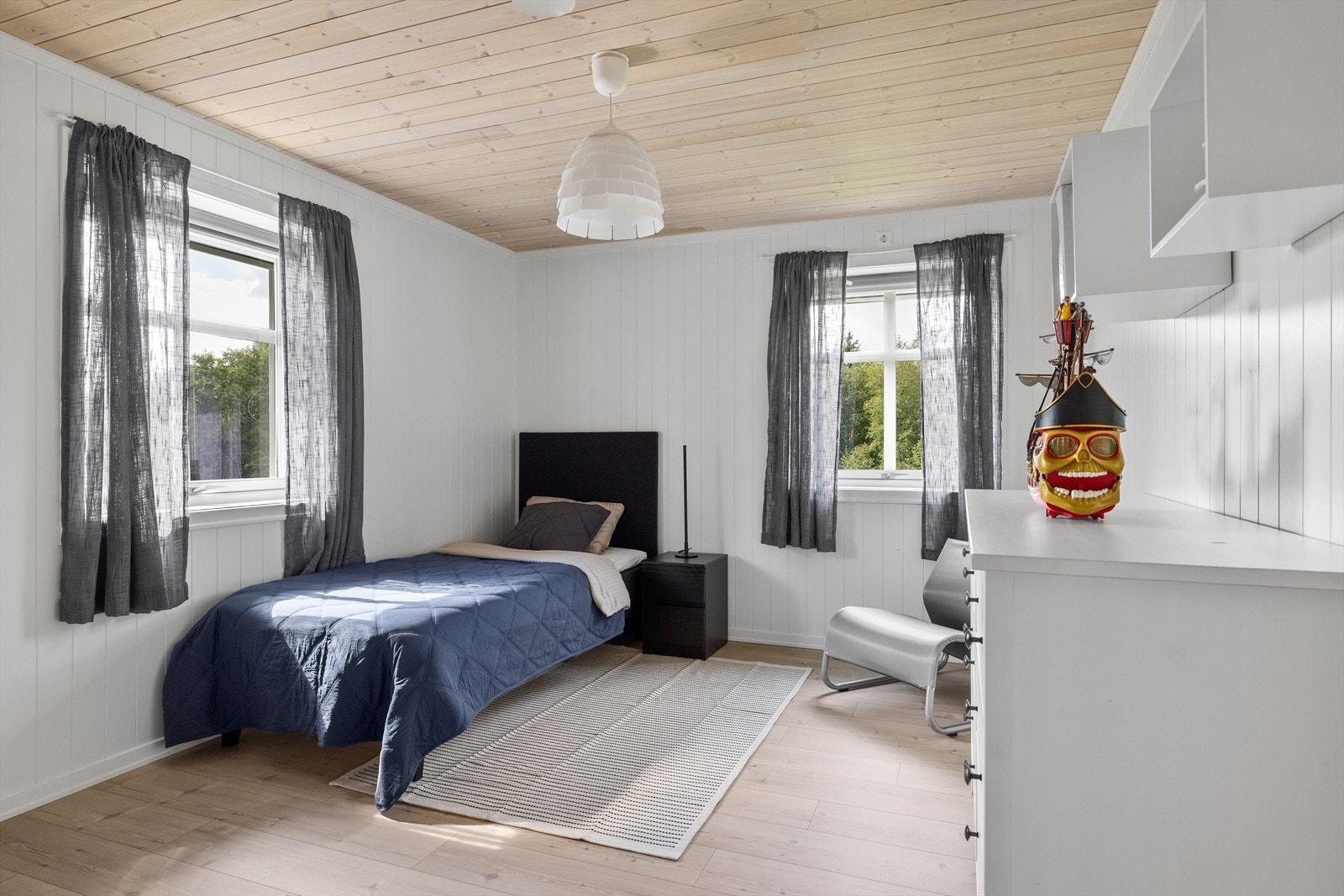 Soverom 4 har også god standard med vannbåren gulvvarme og lyse panelplater på veggene. Galleribilde
