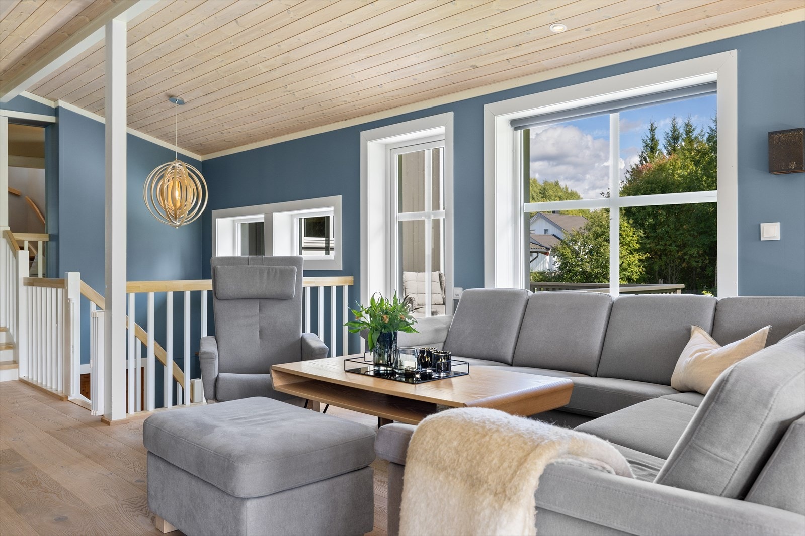 Stuen har flere store klassiske vinduer fra 2019 som slipper inn rikelig med naturlig lys. Galleribilde