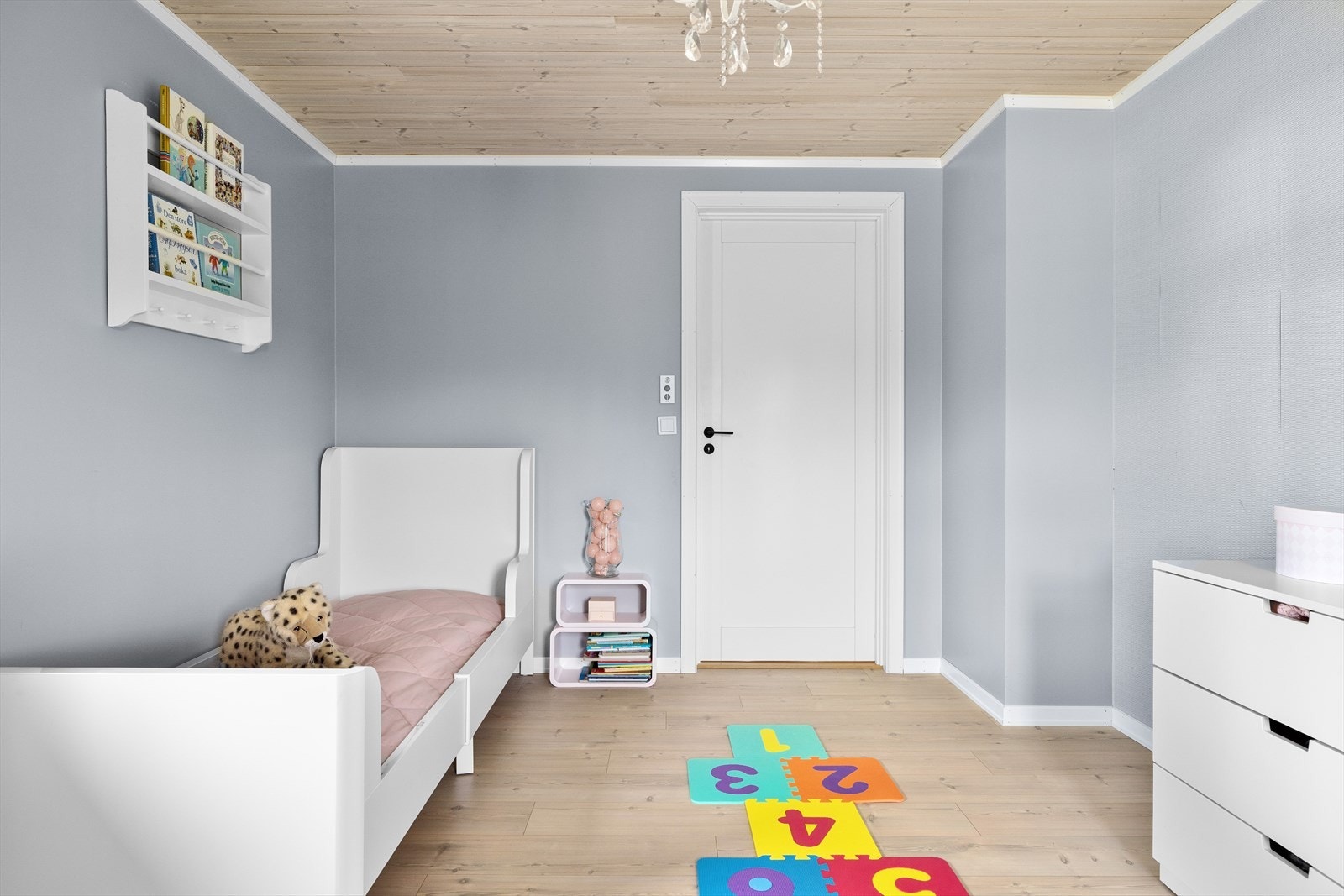 God standard med vannbåren gulvvarme og glatte malte overflater. Galleribilde