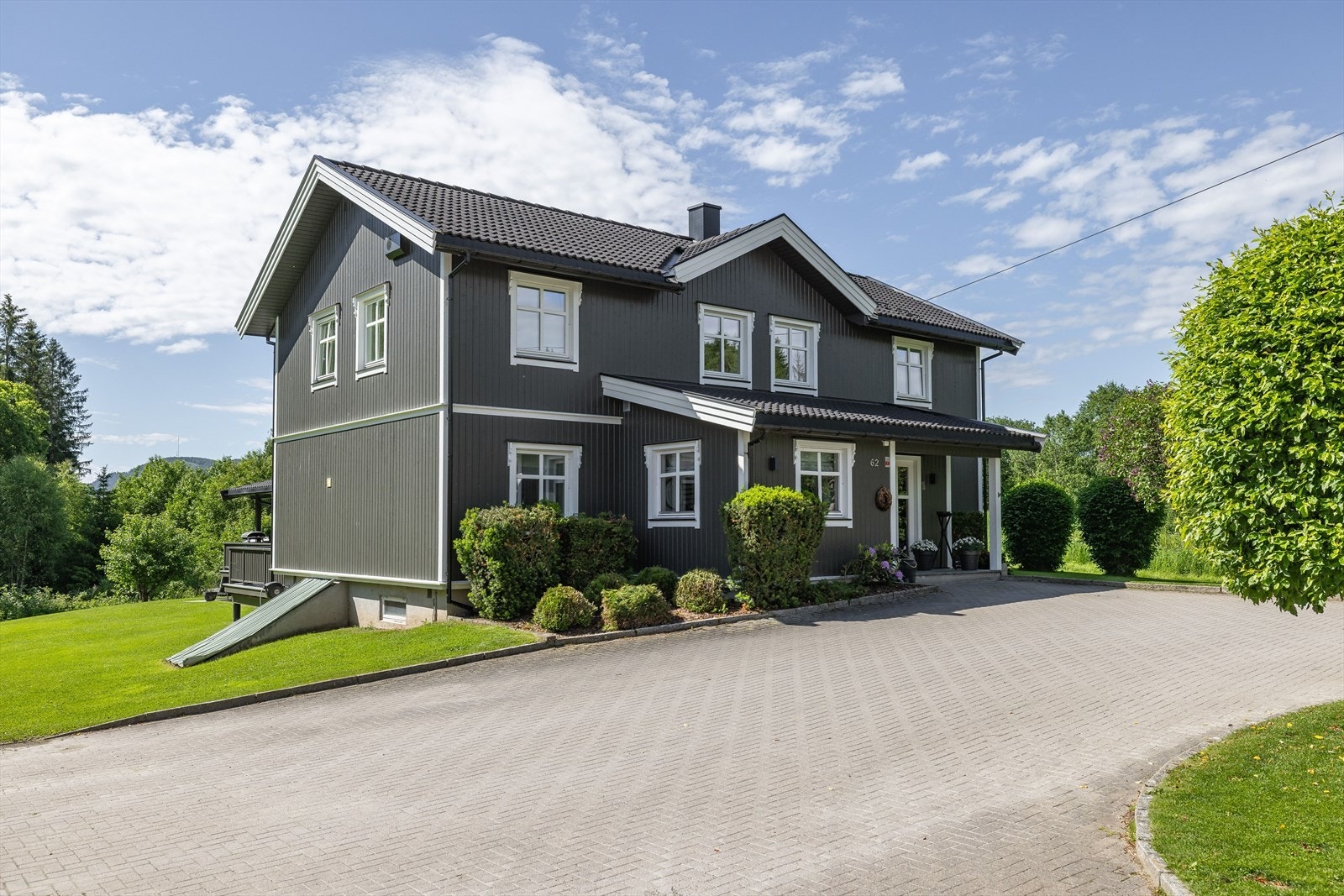 Gårdsplassen er pent opparbeidet med belegningsstein. Galleribilde