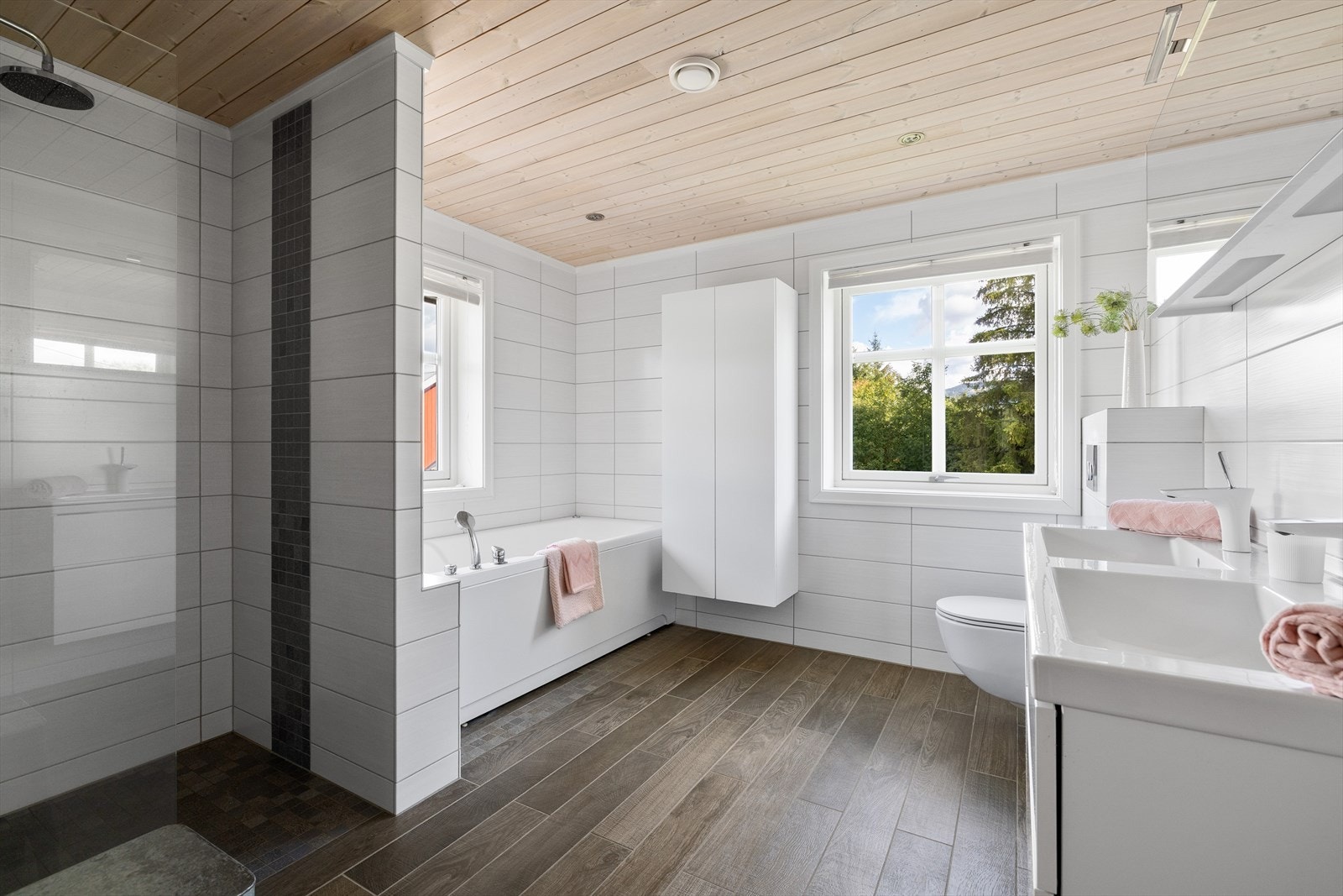 I tilknytning til soverommene i 2. etasje er det et stort og lyst baderom fra 2013. Baderommet har fliser på gulv og vegger, vannbåren gulvvarme, downlights i himlingen og avtrekksvifte. Galleribilde