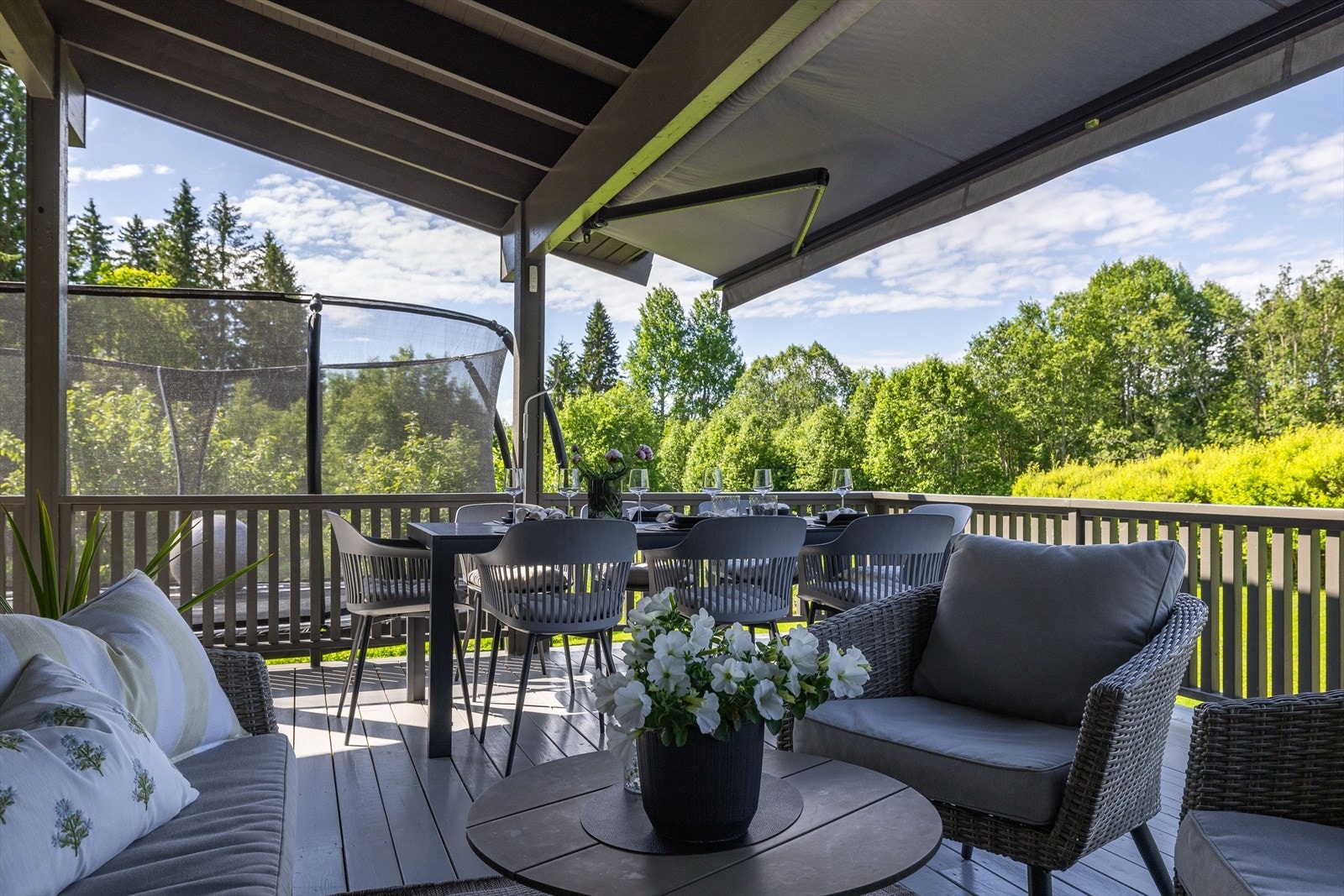 På vestsiden av terrassen er det god plass til sittegrupper etter eget ønske og det er montert stor markise. Galleribilde
