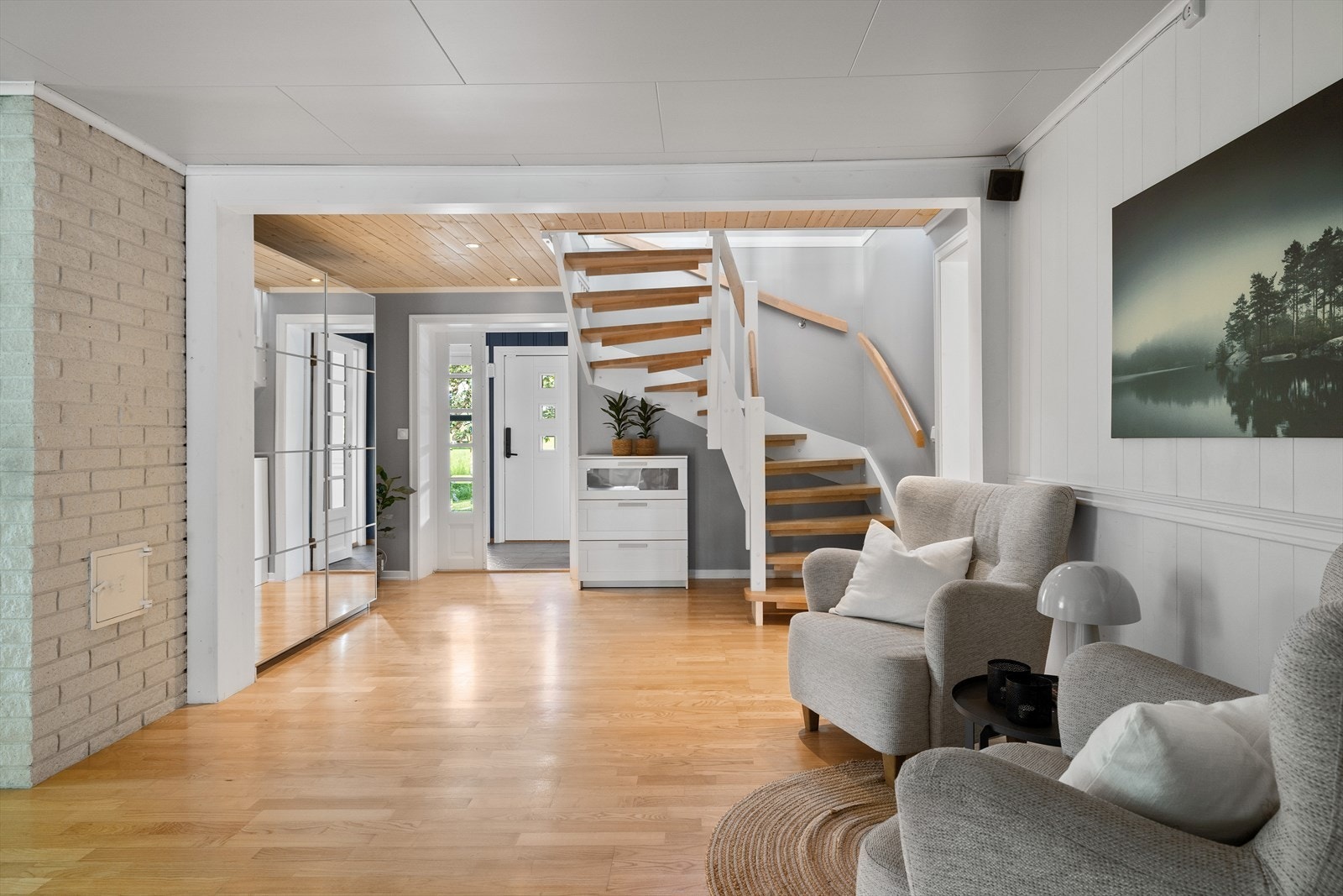 Videre kommer du inn i gang/trapperom med ytterligere oppbevaringsplass i medfølgende skyvedørsgarderobe. Galleribilde
