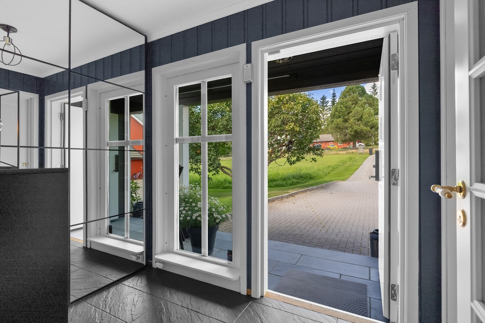 Når du entrer boligen, kommer du inn i en lys og praktisk entré med mørke fliser på gulv. Galleribilde