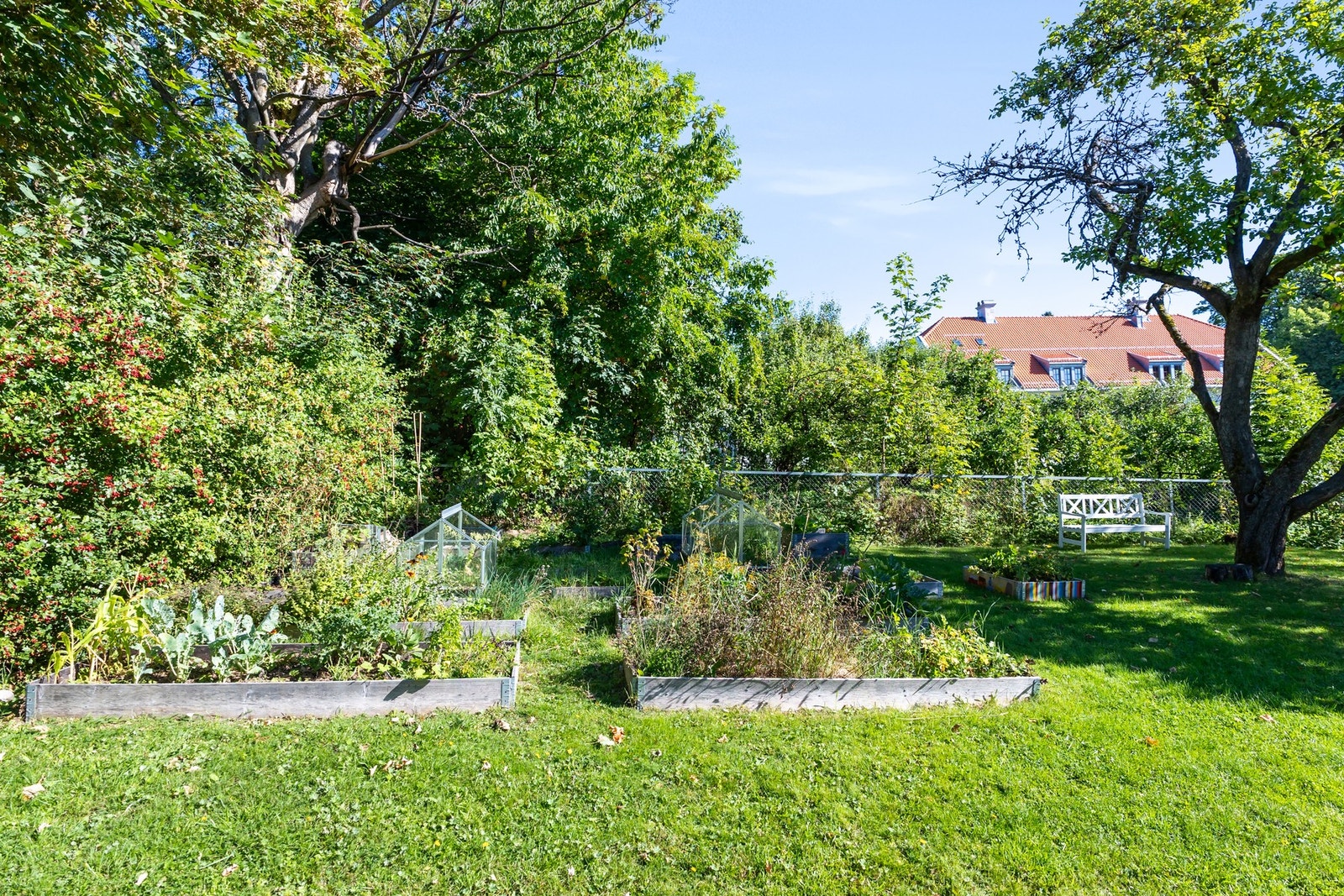 Selskapet har 25 parkeringsplasser til utleie (kr. 200 pr. mnd.), tildeling skjer via styret etter ansiennitet. Galleribilde