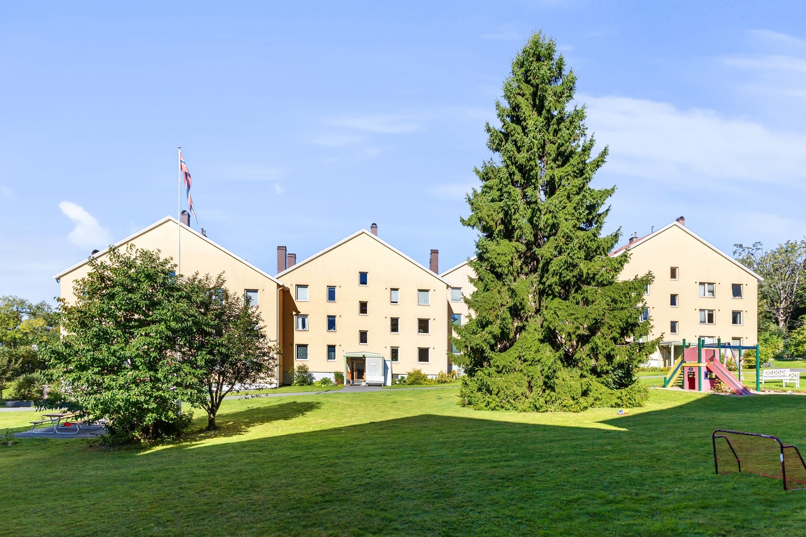 Boligen har rikelig med oppbevaringsplass i tre boder. Galleribilde
