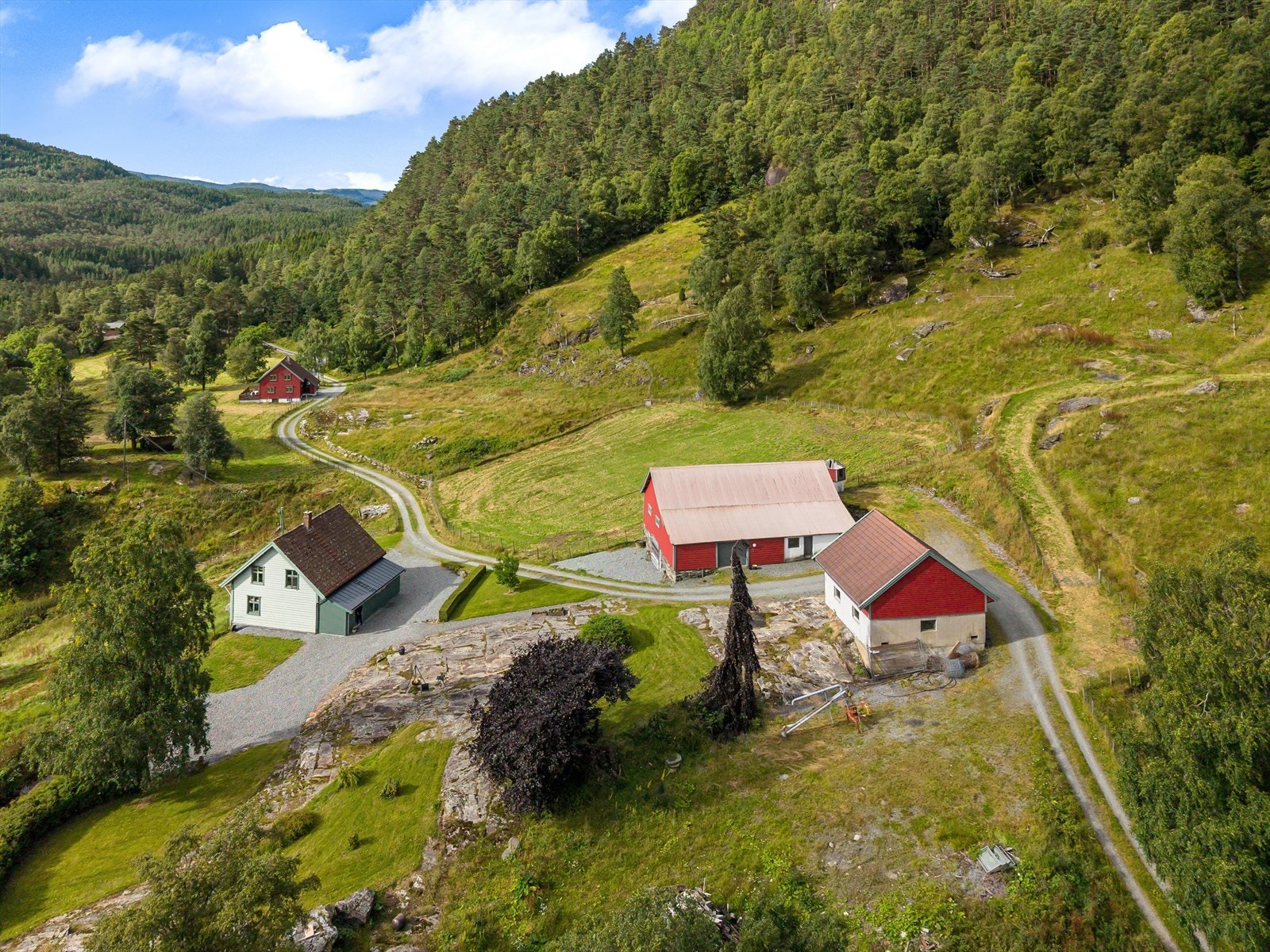 Et velholdt og oversiktlig tun i flotte omgivelser Galleribilde