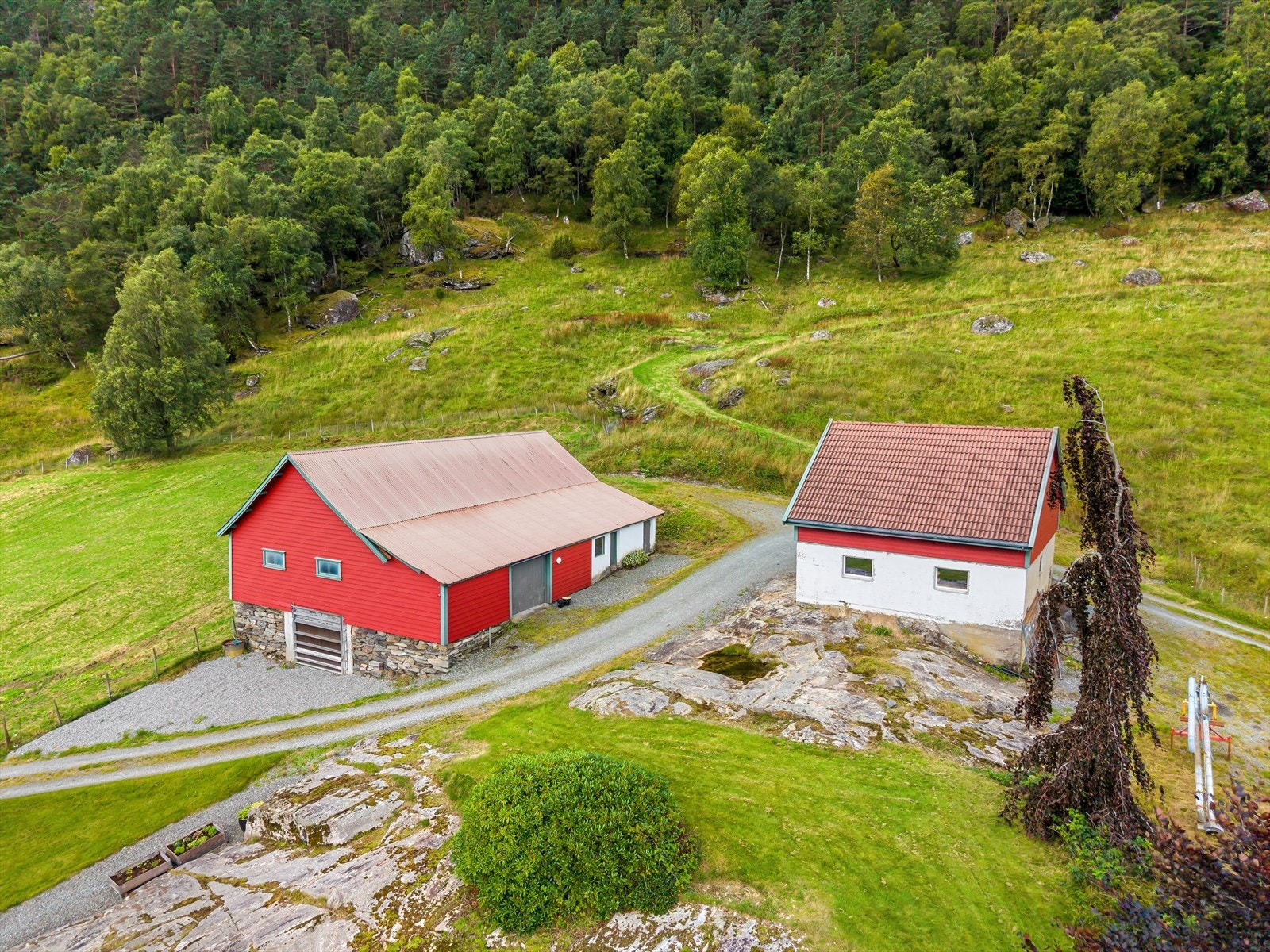 Den romslige driftsbygningen gir mange bruksmuligheter Galleribilde
