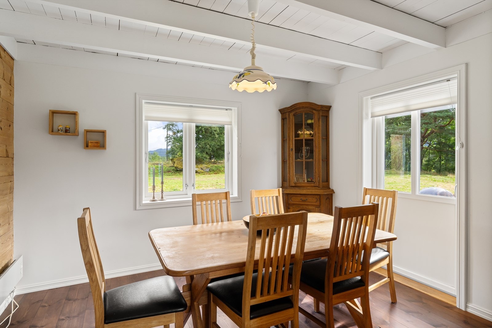 Spisestuen har plass til et stort spisebord for familie og venner Galleribilde