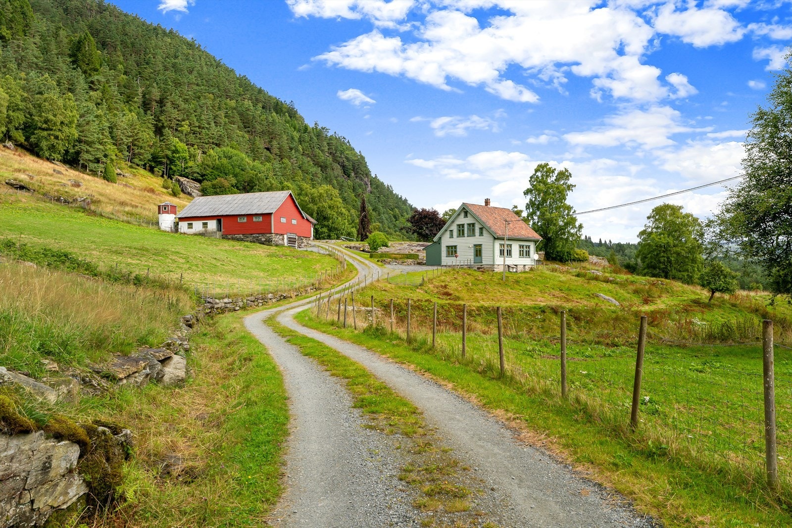 Et innflytningsklart småbruk i naturskjønne omgivelser. Galleribilde