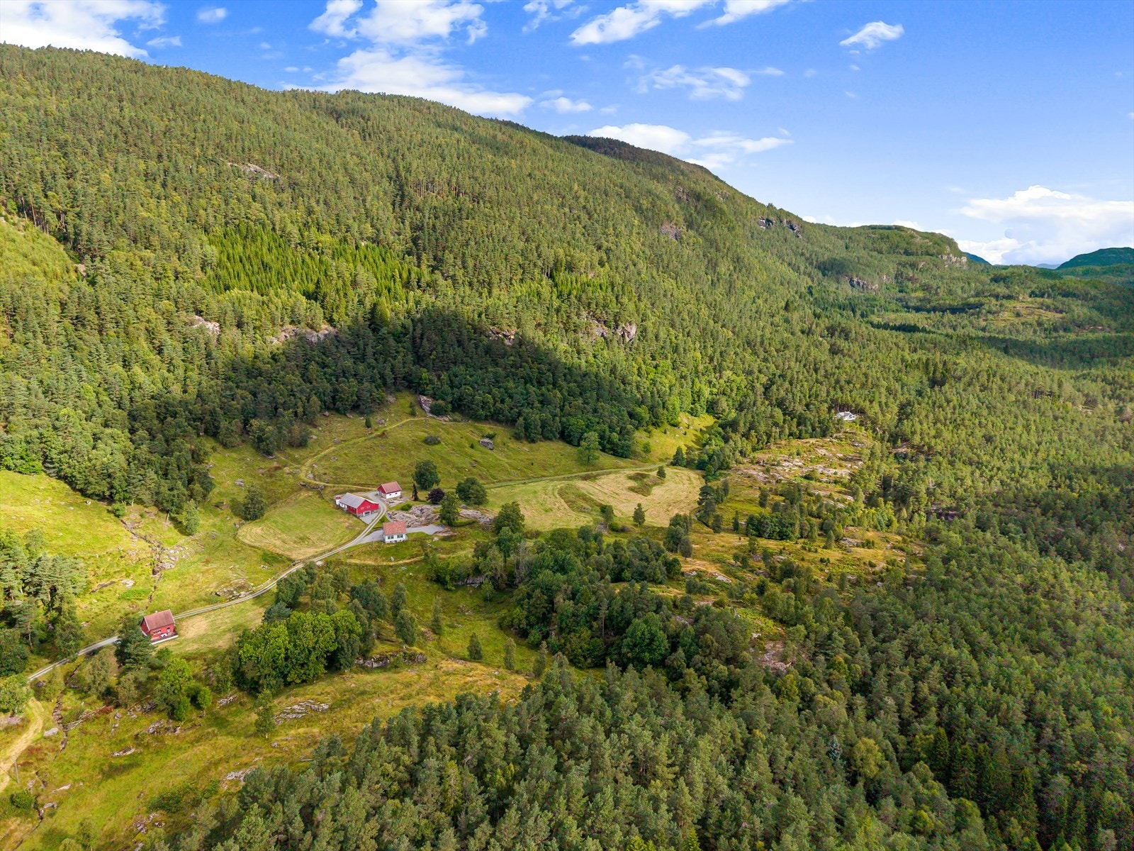 Eiendommen ligger på Nodland, ca. 3 km fra Jelsa sentrum Galleribilde