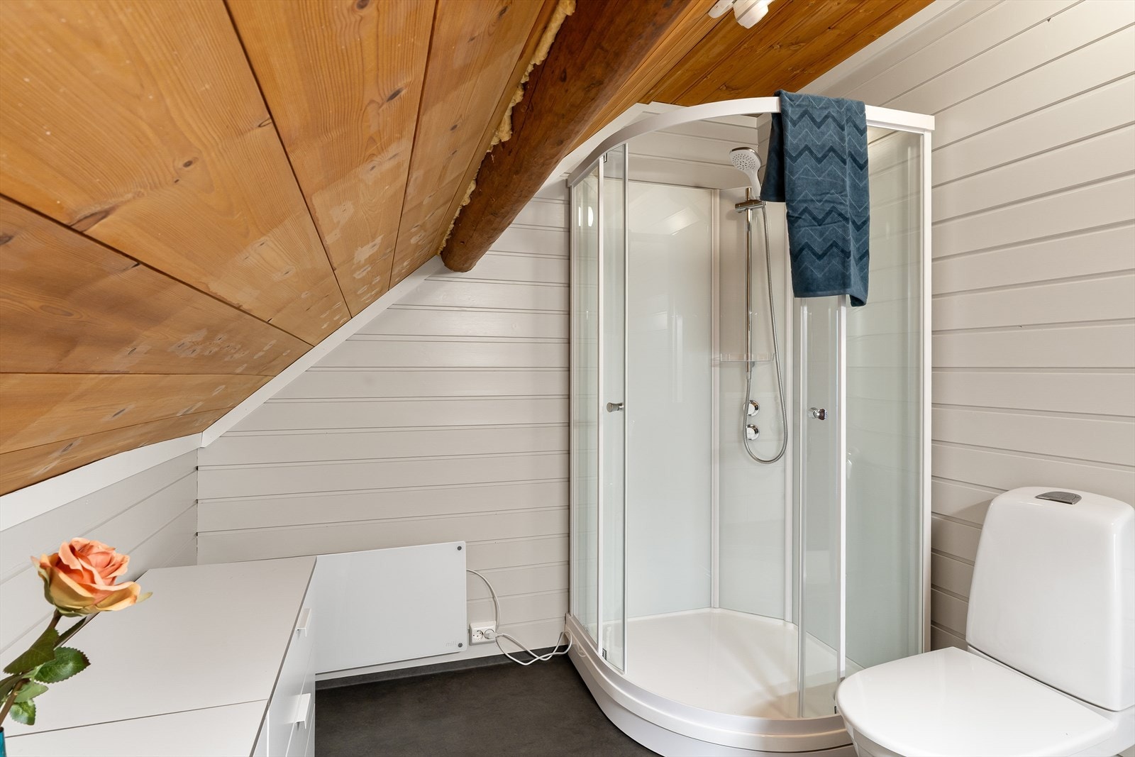 Badet er innredet med servant, toalett og dusjkabinett Galleribilde