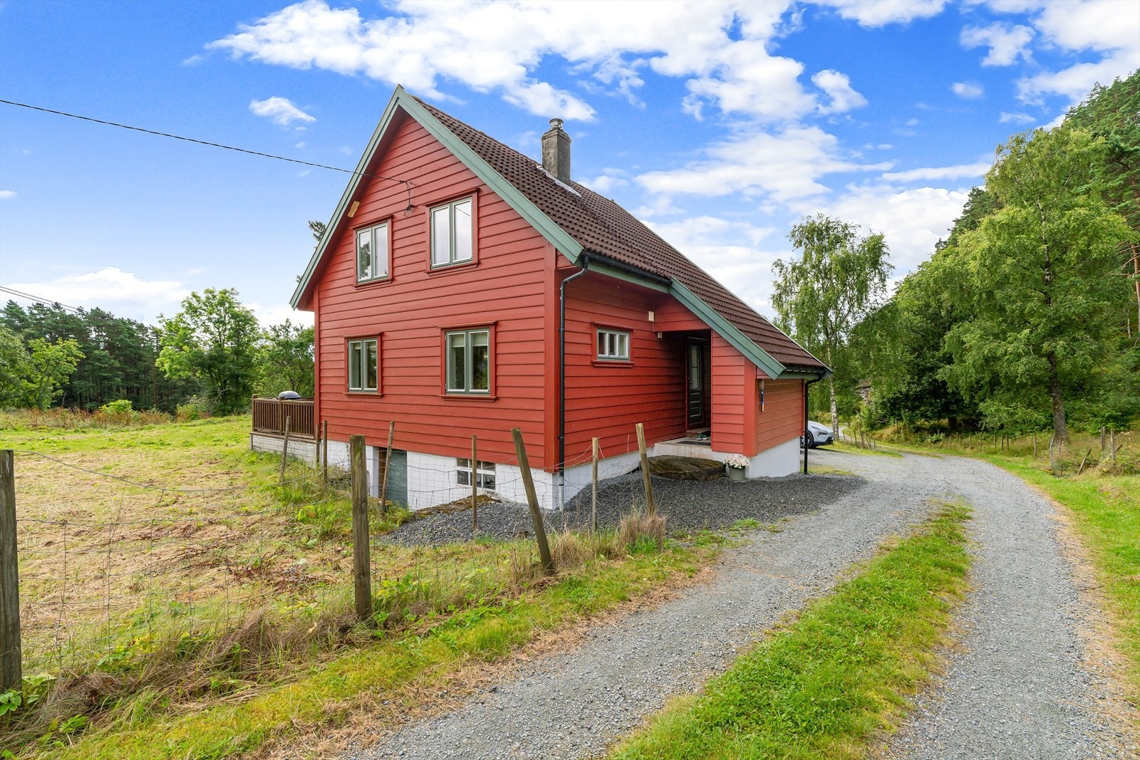 Kårboligen fra 1948 er også betydelig påkostet og vedlikeholdt Galleribilde