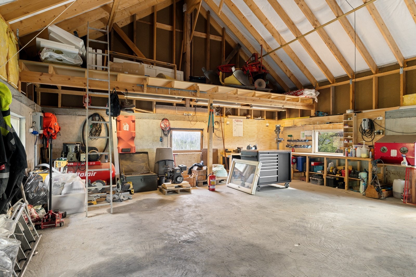 Innvendig byr garasjen på rikelig med lagrings- og arbeidsplass Galleribilde