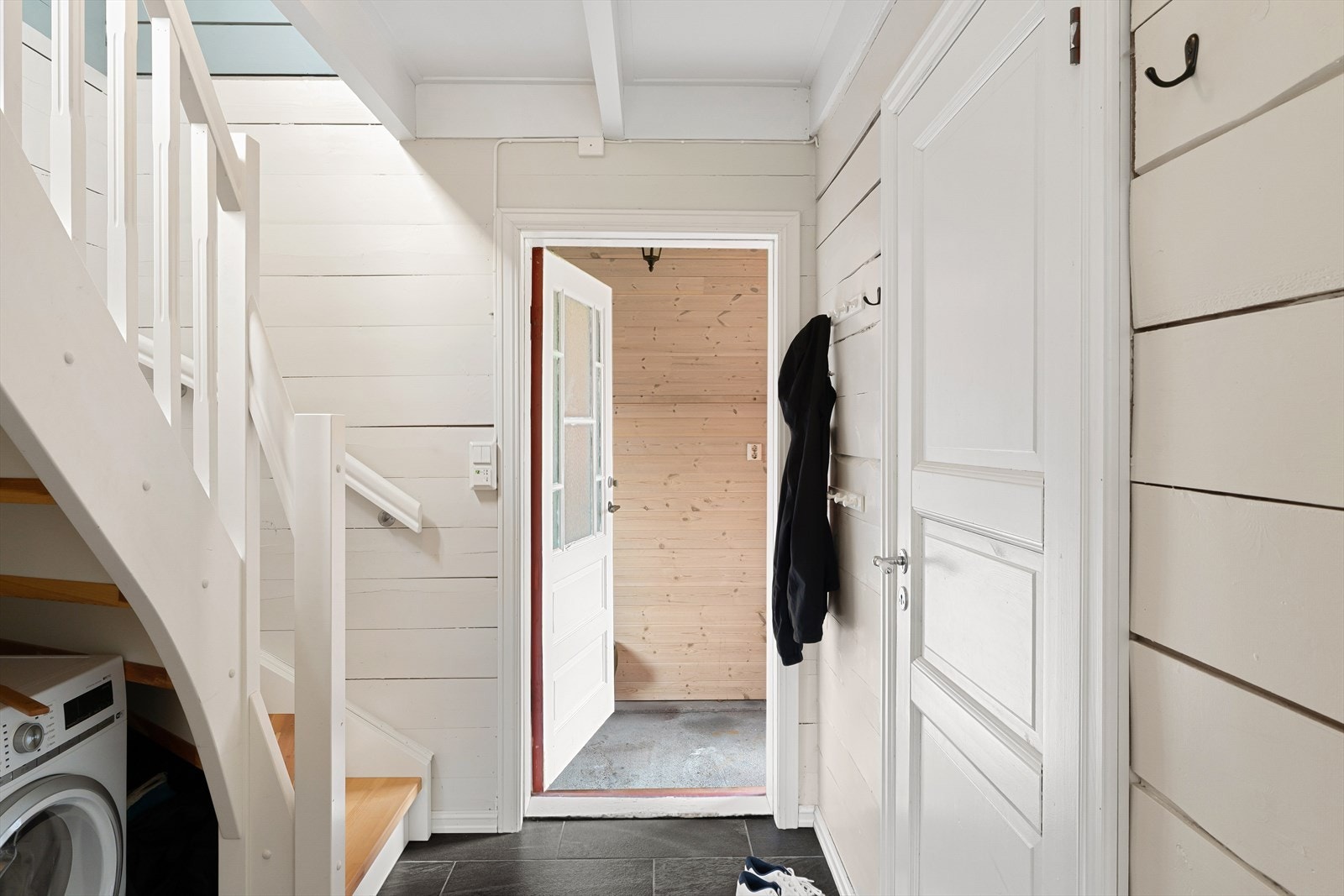 En liten og praktisk entré, her er det plass til å henge fra seg yttertøy. Galleribilde