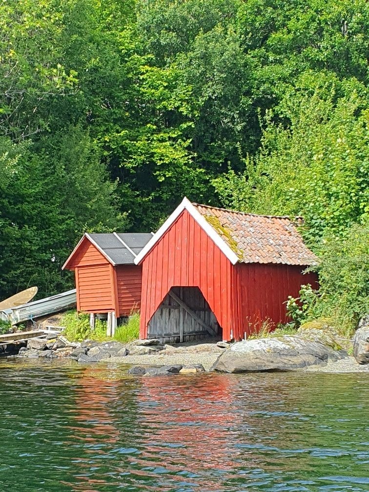 Eiendommen inkluderer eget naust med en lun beliggenhet ved Økstrafjorden. Galleribilde