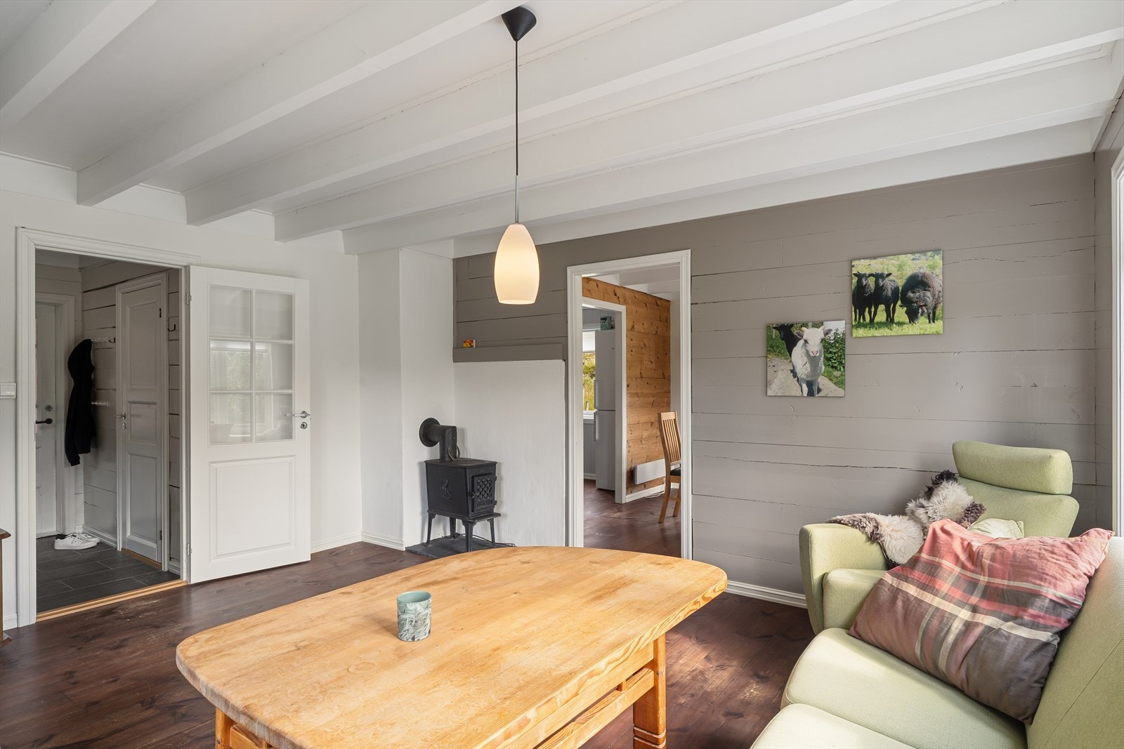 Her er det god plass til en sofagruppe vedsiden av peiskosen Galleribilde